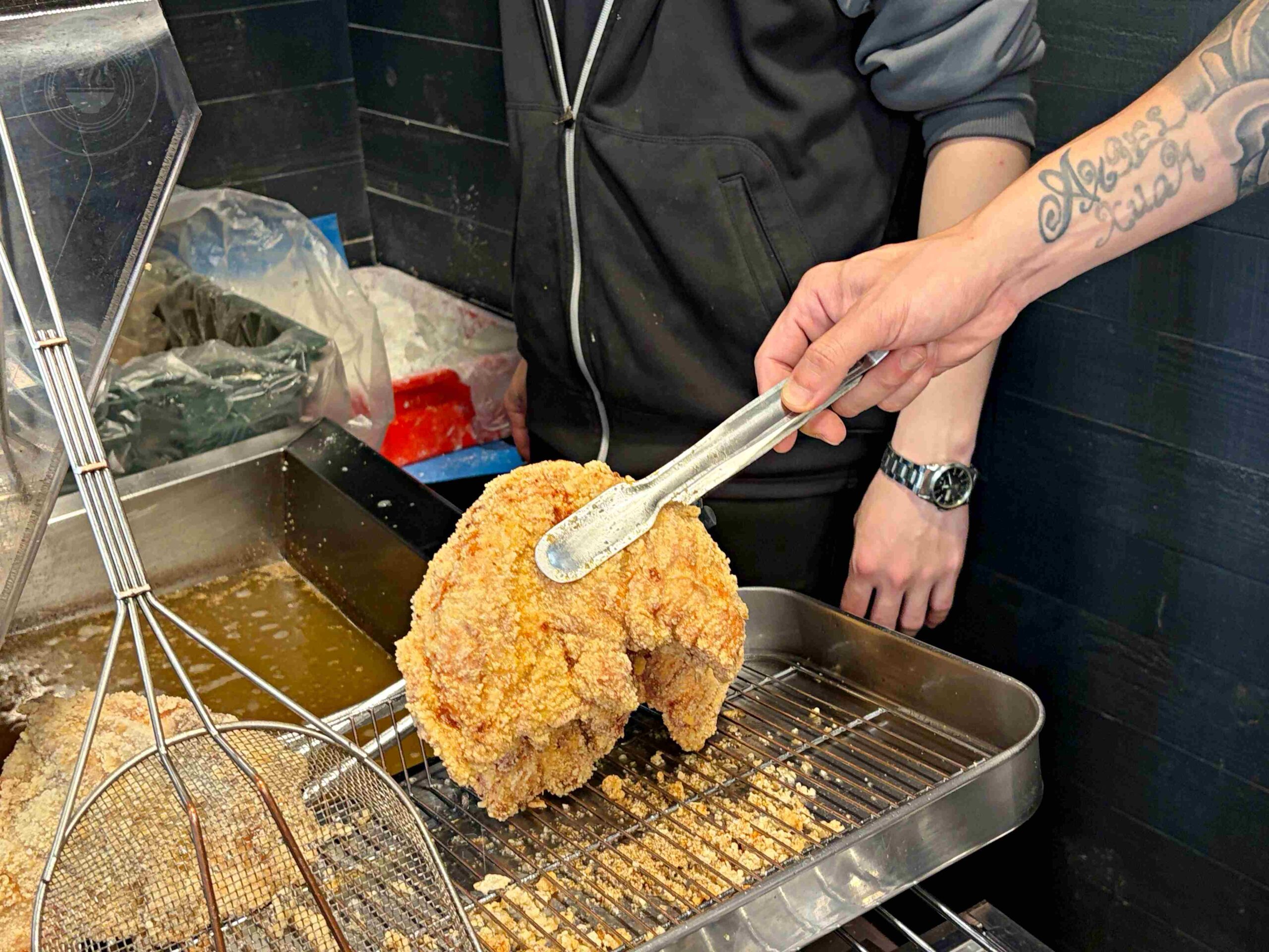 【饒河夜市美食】火岩堂雞排饒河店，夜市門口先炸後烤超厚切大份量推薦碳烤(菜單) @趙先生吃飯