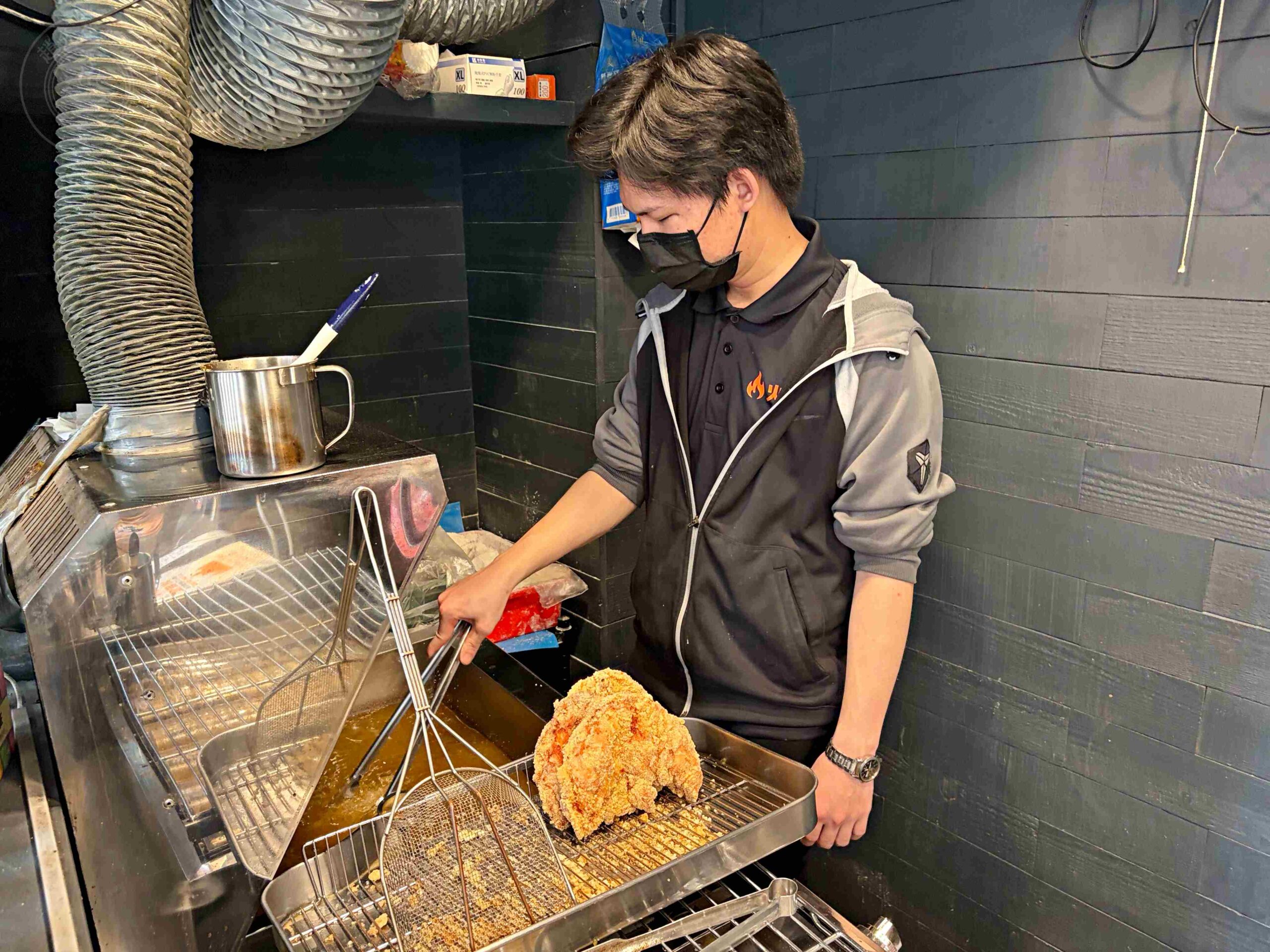【饒河夜市美食】火岩堂雞排饒河店，夜市門口先炸後烤超厚切大份量推薦碳烤(菜單) @趙先生吃飯