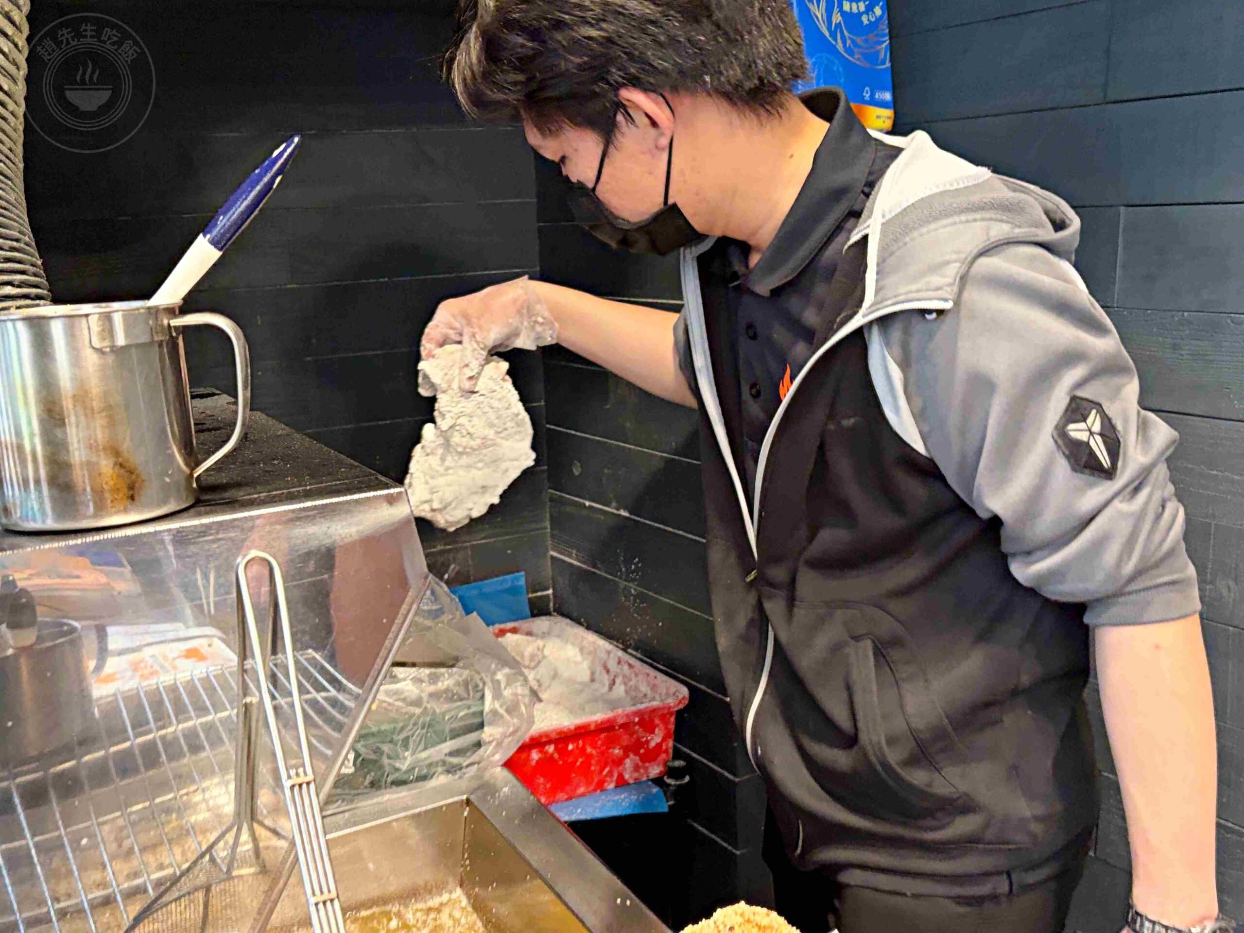 【饒河夜市美食】火岩堂雞排饒河店，夜市門口先炸後烤超厚切大份量推薦碳烤(菜單) @趙先生吃飯