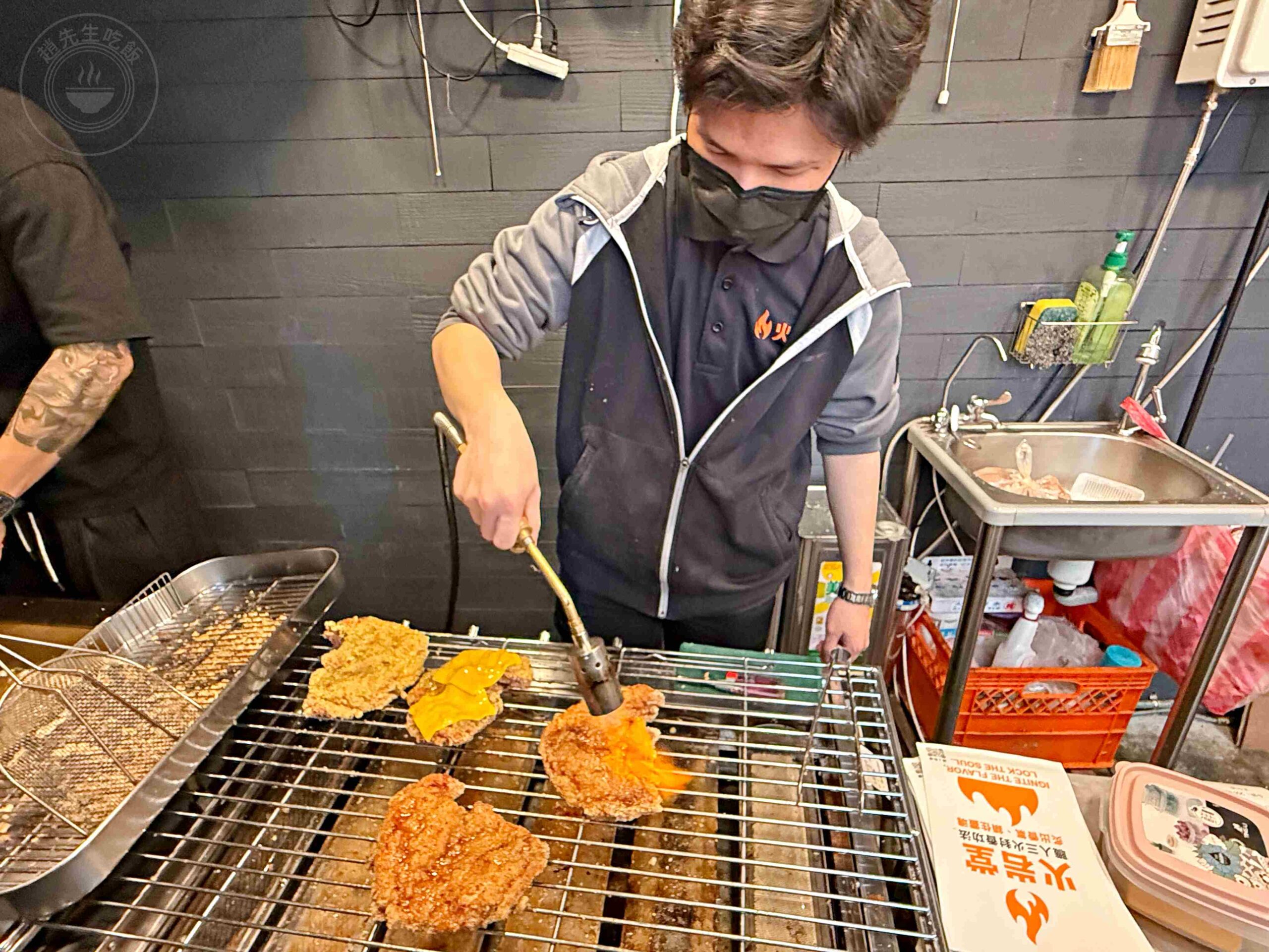 【饒河夜市美食】火岩堂雞排饒河店，夜市門口先炸後烤超厚切大份量推薦碳烤(菜單) @趙先生吃飯