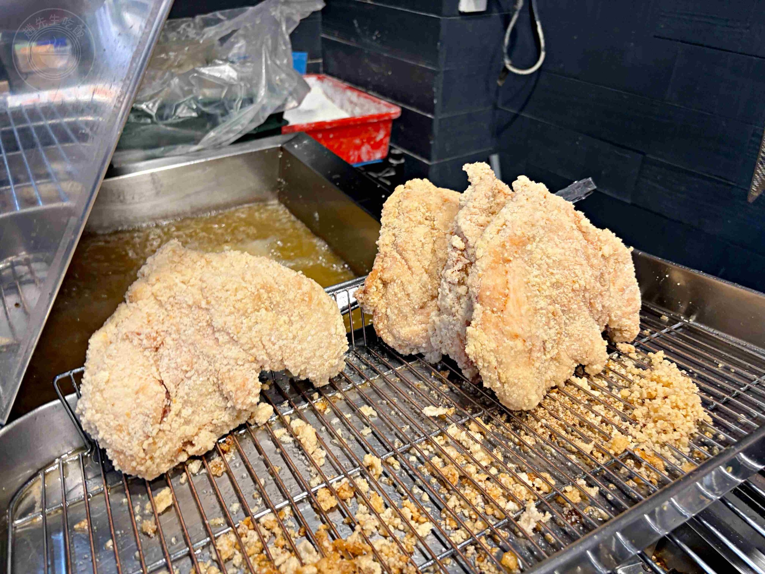 【饒河夜市美食】火岩堂雞排饒河店，夜市門口先炸後烤超厚切大份量推薦碳烤(菜單) @趙先生吃飯