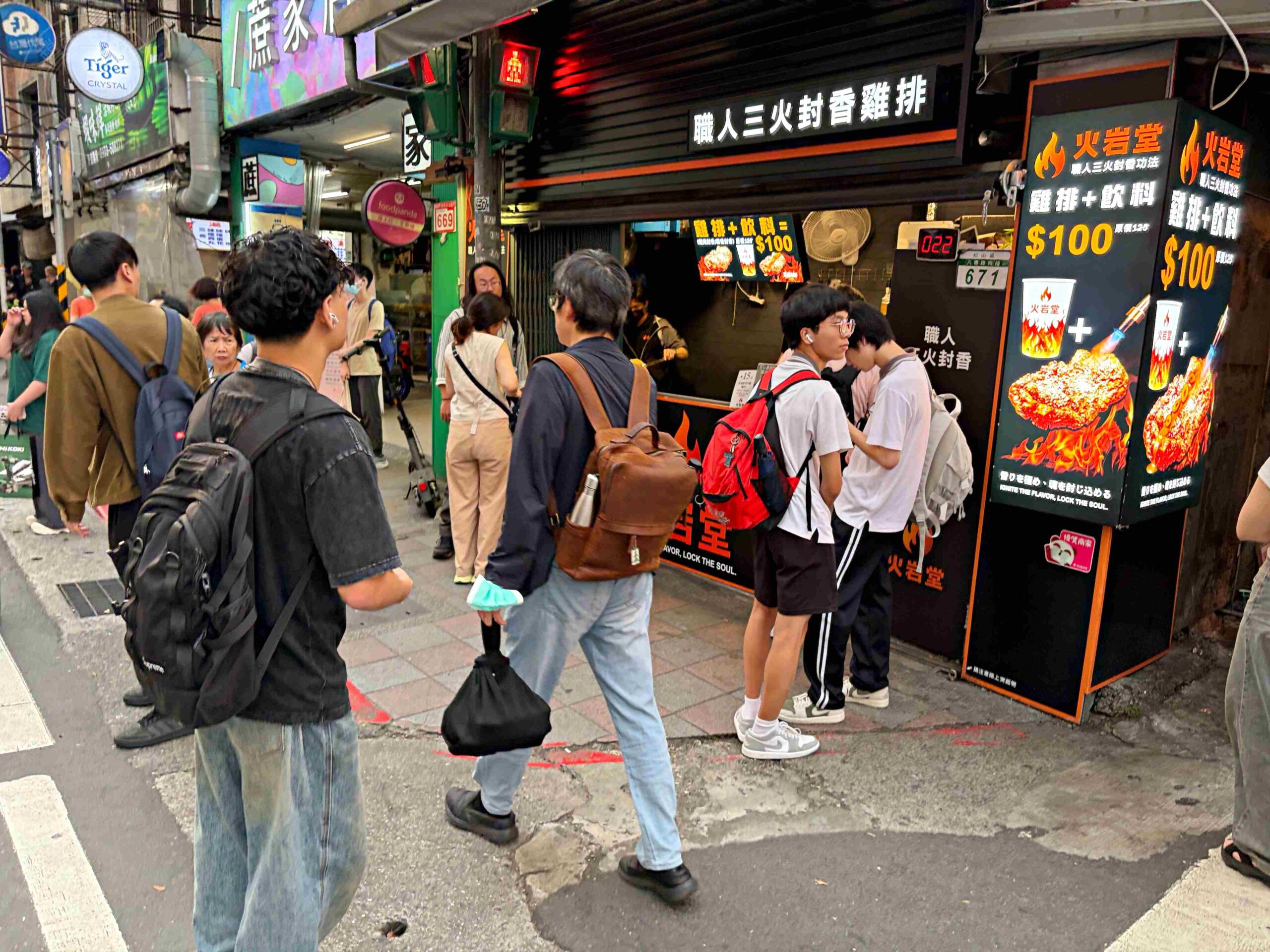 【饒河夜市美食】火岩堂雞排饒河店，夜市門口先炸後烤超厚切大份量推薦碳烤(菜單) @趙先生吃飯