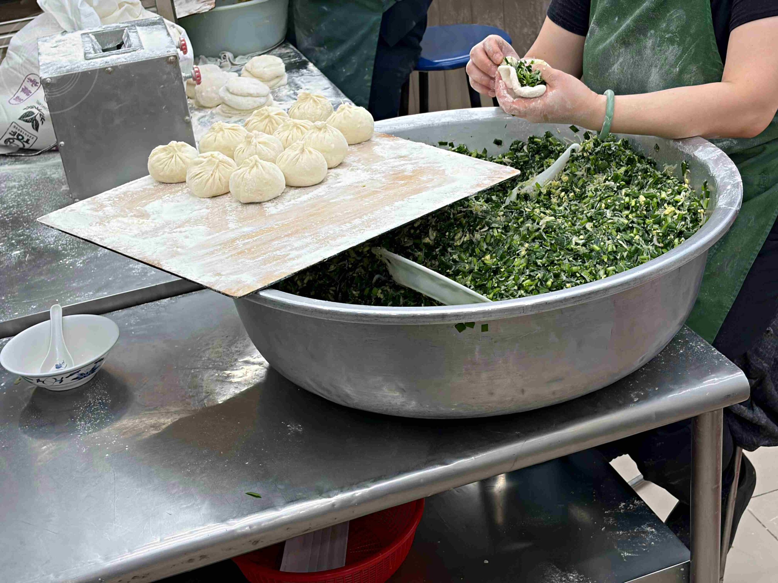 【西門美食】張記韭菜水煎包，內用吹冷氣吃超大顆現煎包子和小吃推薦(菜單) @趙先生吃飯