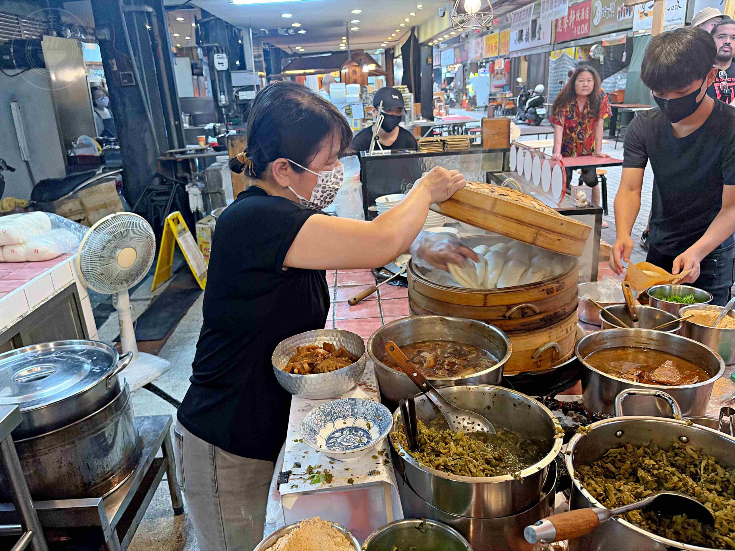 【萬華美食】源芳刈包，超過60年老店，連續多年米其林必比登推薦老店推薦刈包、四神湯(菜單) @趙先生吃飯
