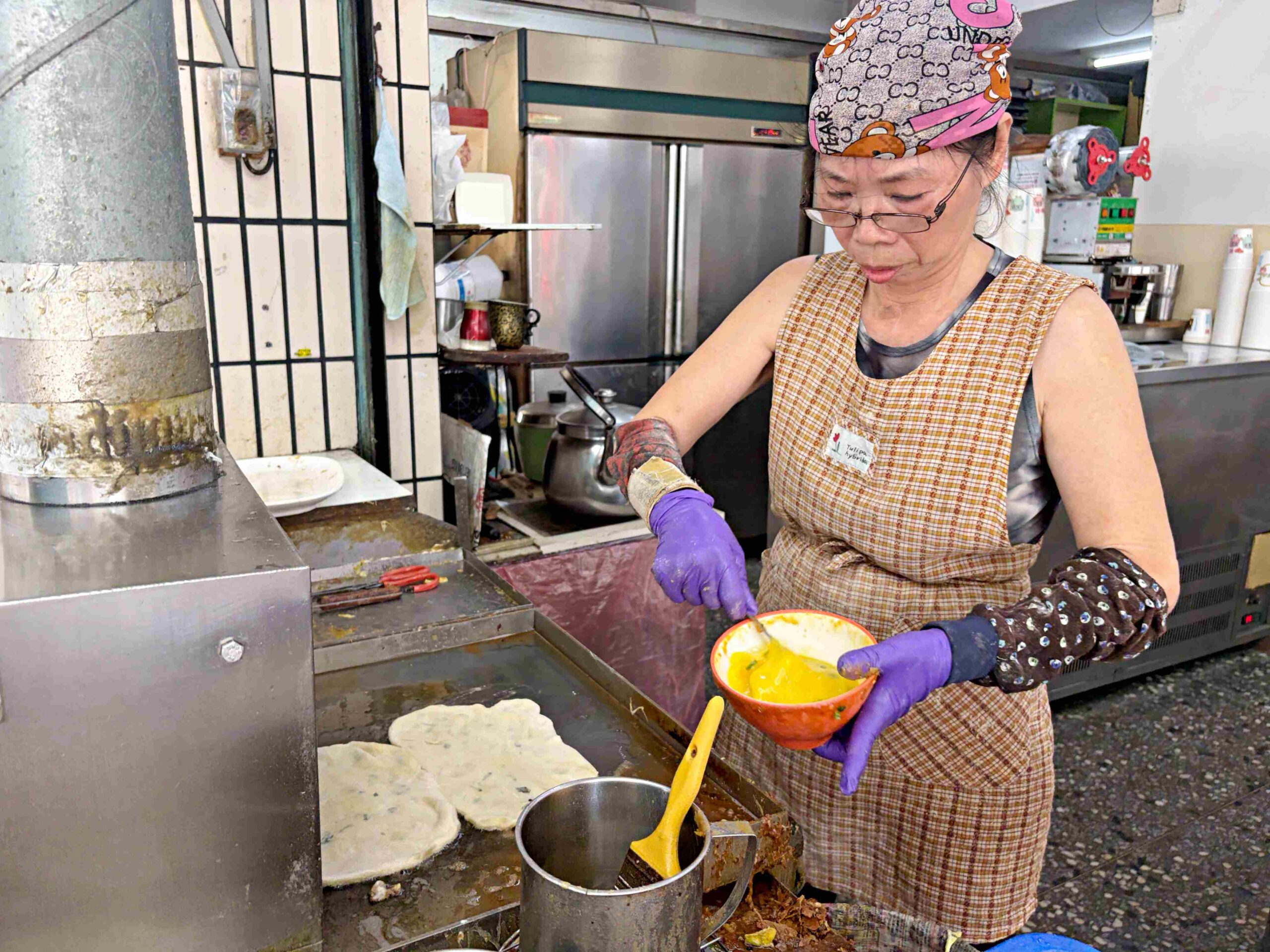 【三重菜寮美食】上海蛋餅豆漿大王，在地排隊老店，手工現桿厚實餅皮清爽不油膩推薦(菜單) @趙先生吃飯