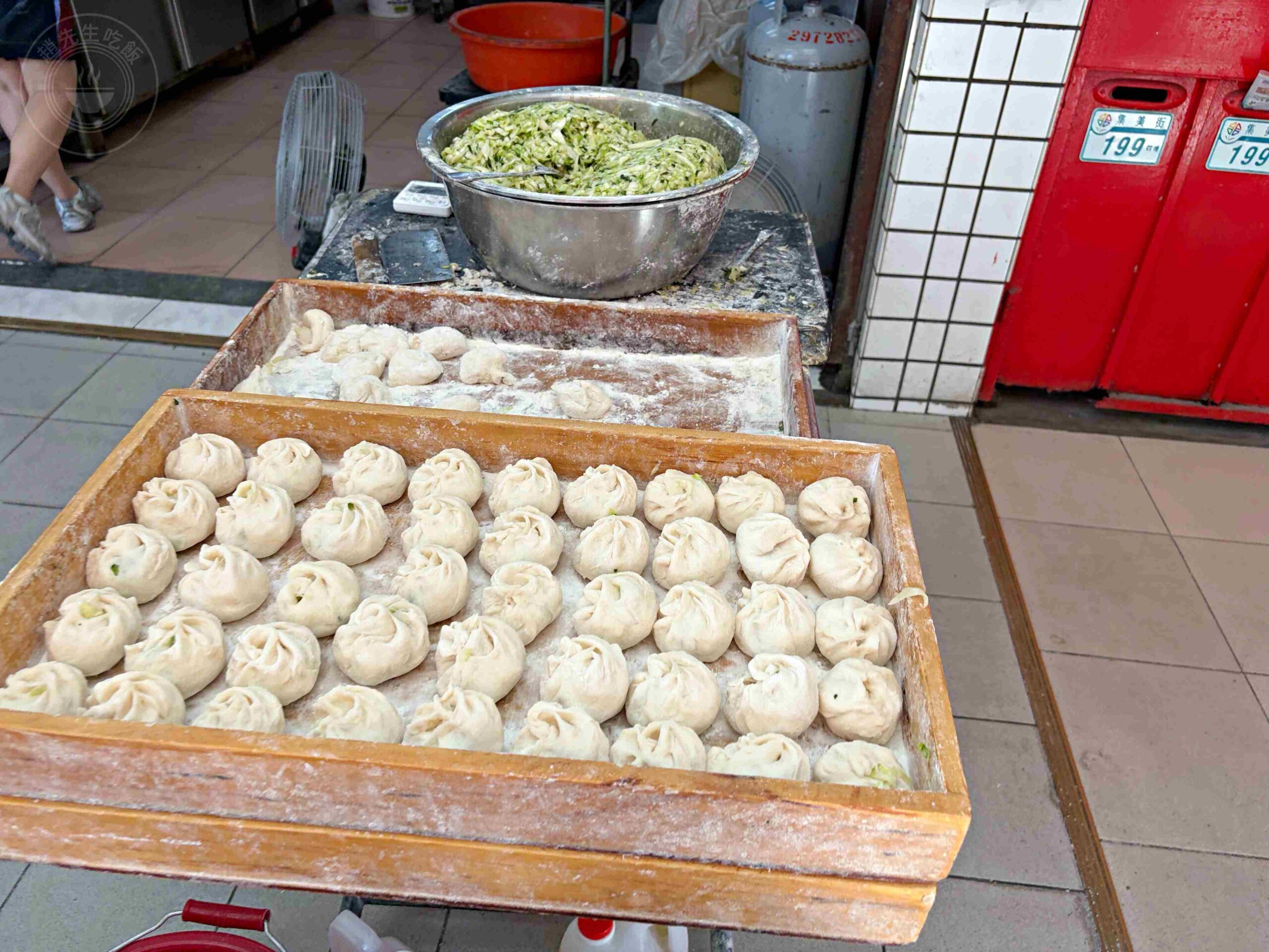 【三重美食】集美水煎包小籠包,一顆8元超佛心銅板排隊小吃推薦水煎包、小籠包(菜單) @趙先生吃飯 【三重美食】集美水煎包小籠包,一顆8元超佛心銅板排隊小吃推薦水煎包、小籠包(菜單) @趙先生吃飯