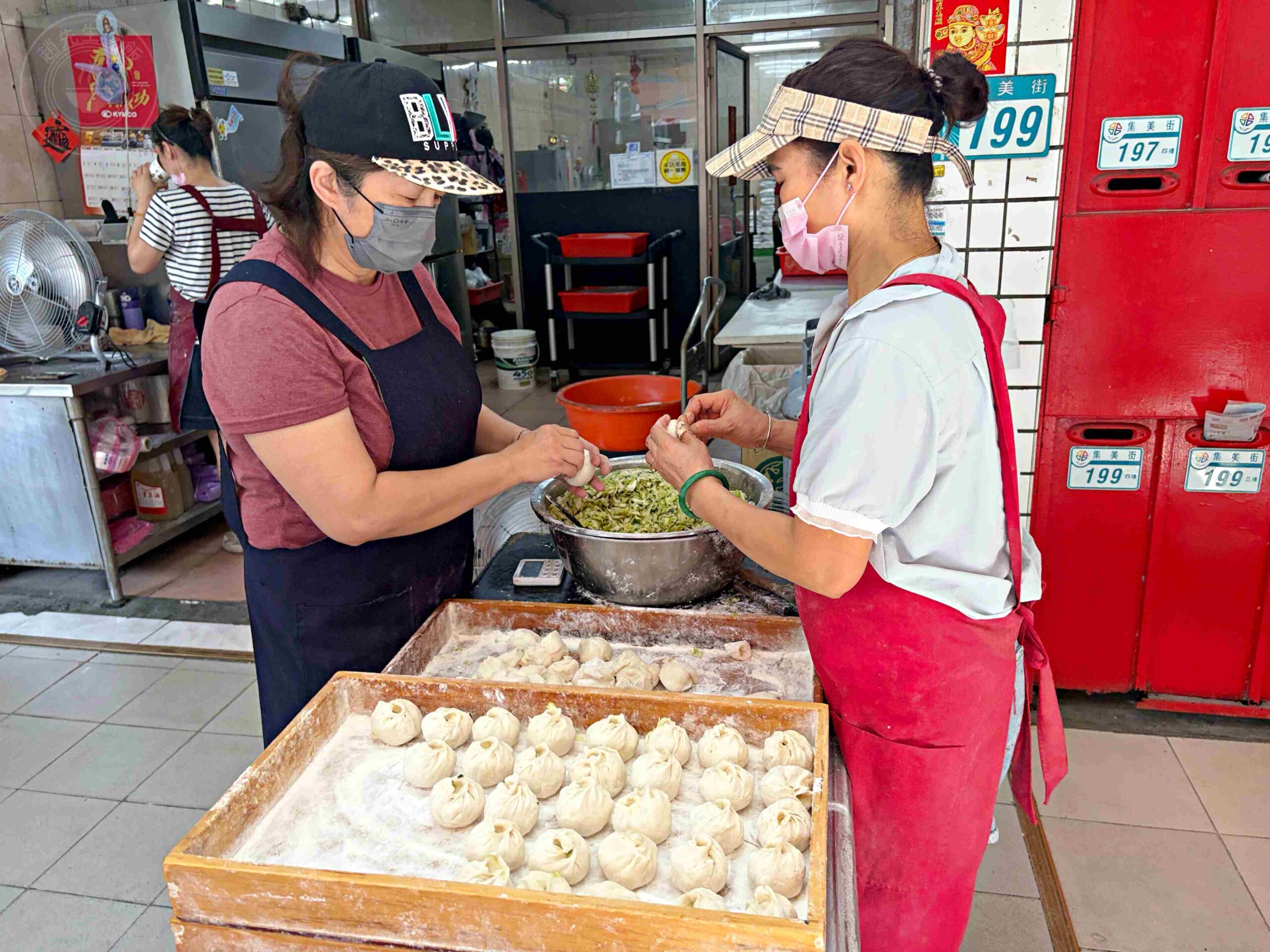 【三重美食】集美水煎包小籠包,一顆8元超佛心銅板排隊小吃推薦水煎包、小籠包(菜單) @趙先生吃飯 【三重美食】集美水煎包小籠包,一顆8元超佛心銅板排隊小吃推薦水煎包、小籠包(菜單) @趙先生吃飯