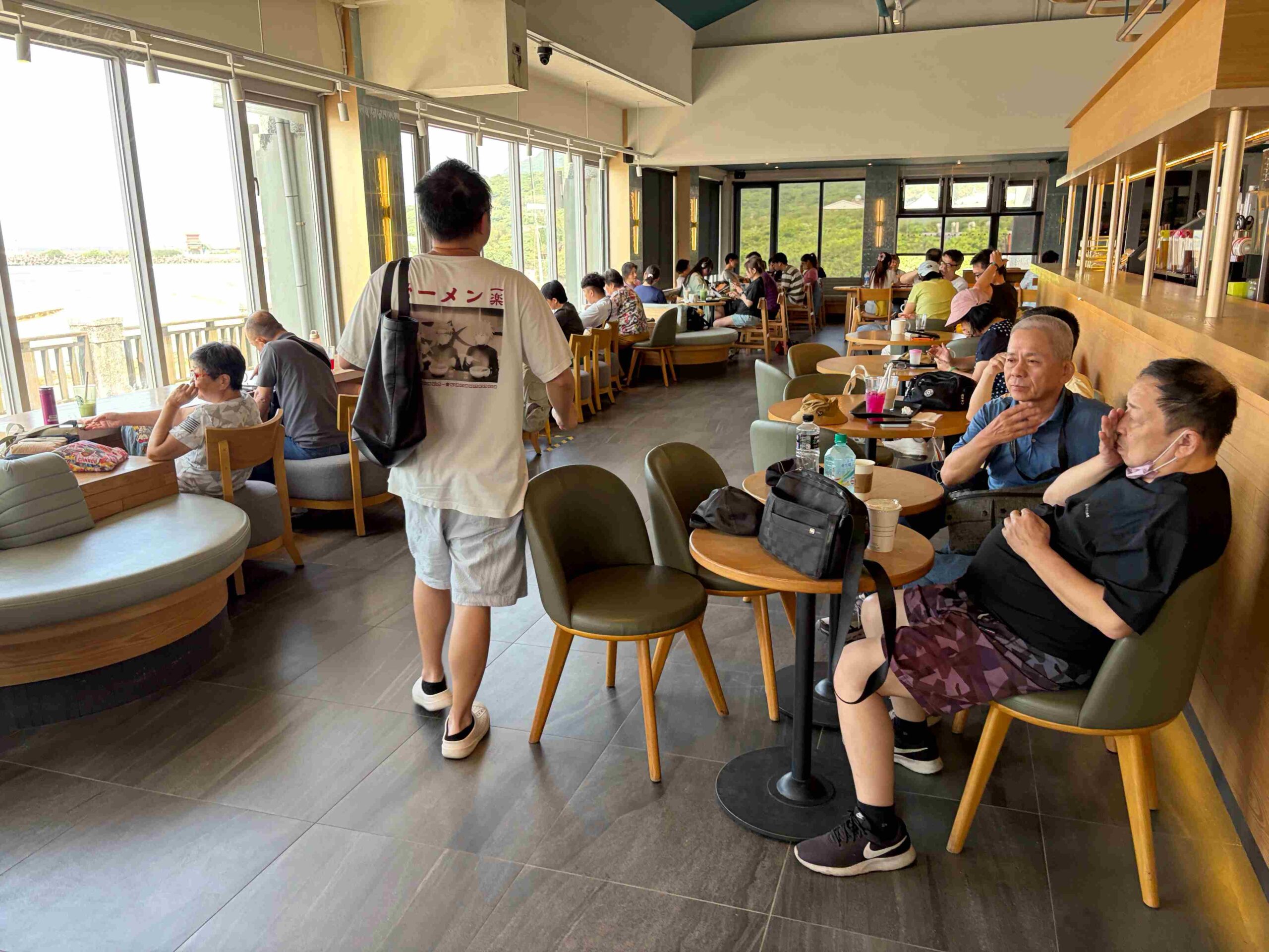 【福隆美食】星巴克福隆觀海門市，全台最靠近沙灘的海景第一排，不限時咖啡廳推薦(菜單) @趙先生吃飯