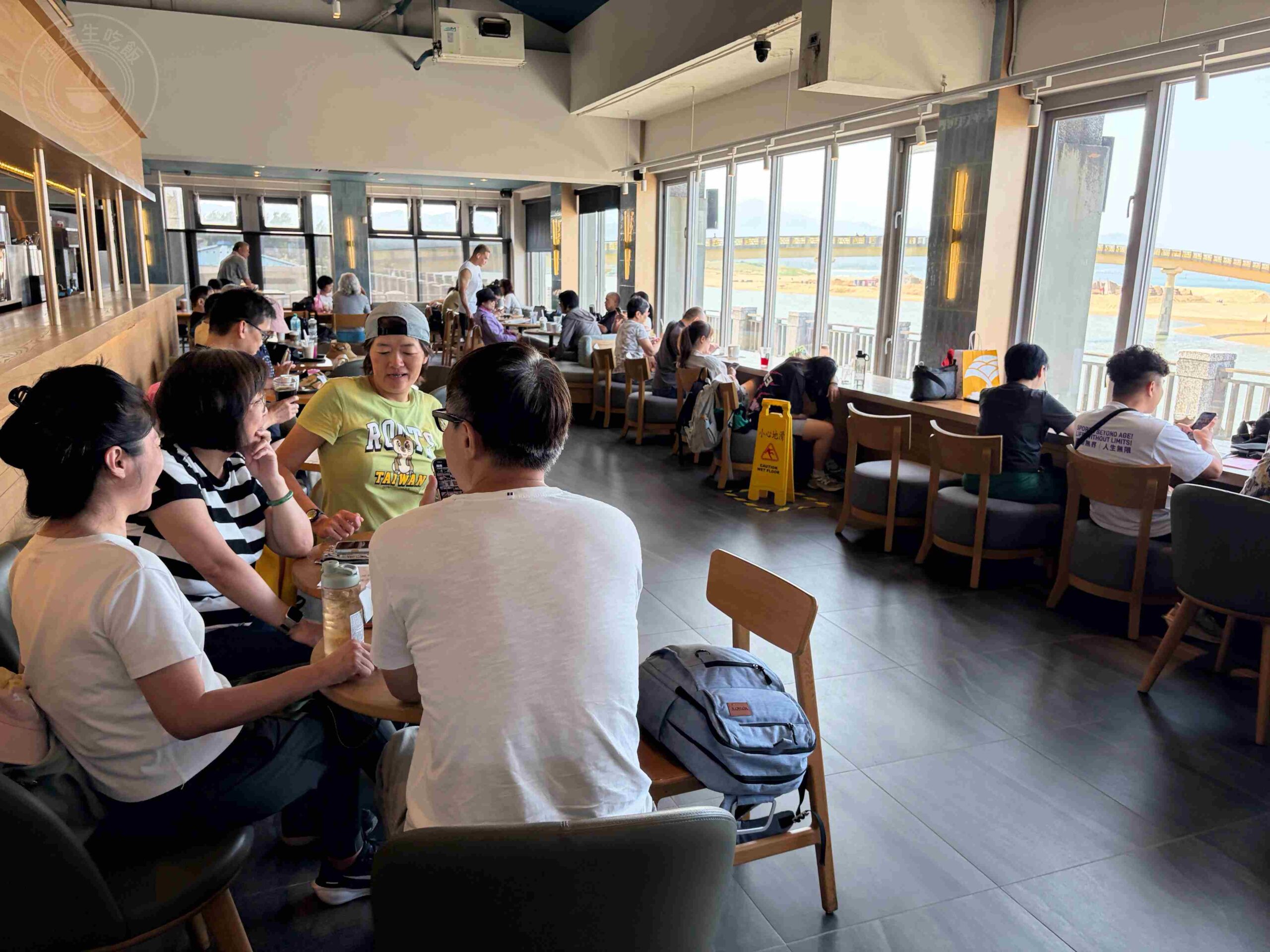 【福隆美食】星巴克福隆觀海門市，全台最靠近沙灘的海景第一排，不限時咖啡廳推薦(菜單) @趙先生吃飯
