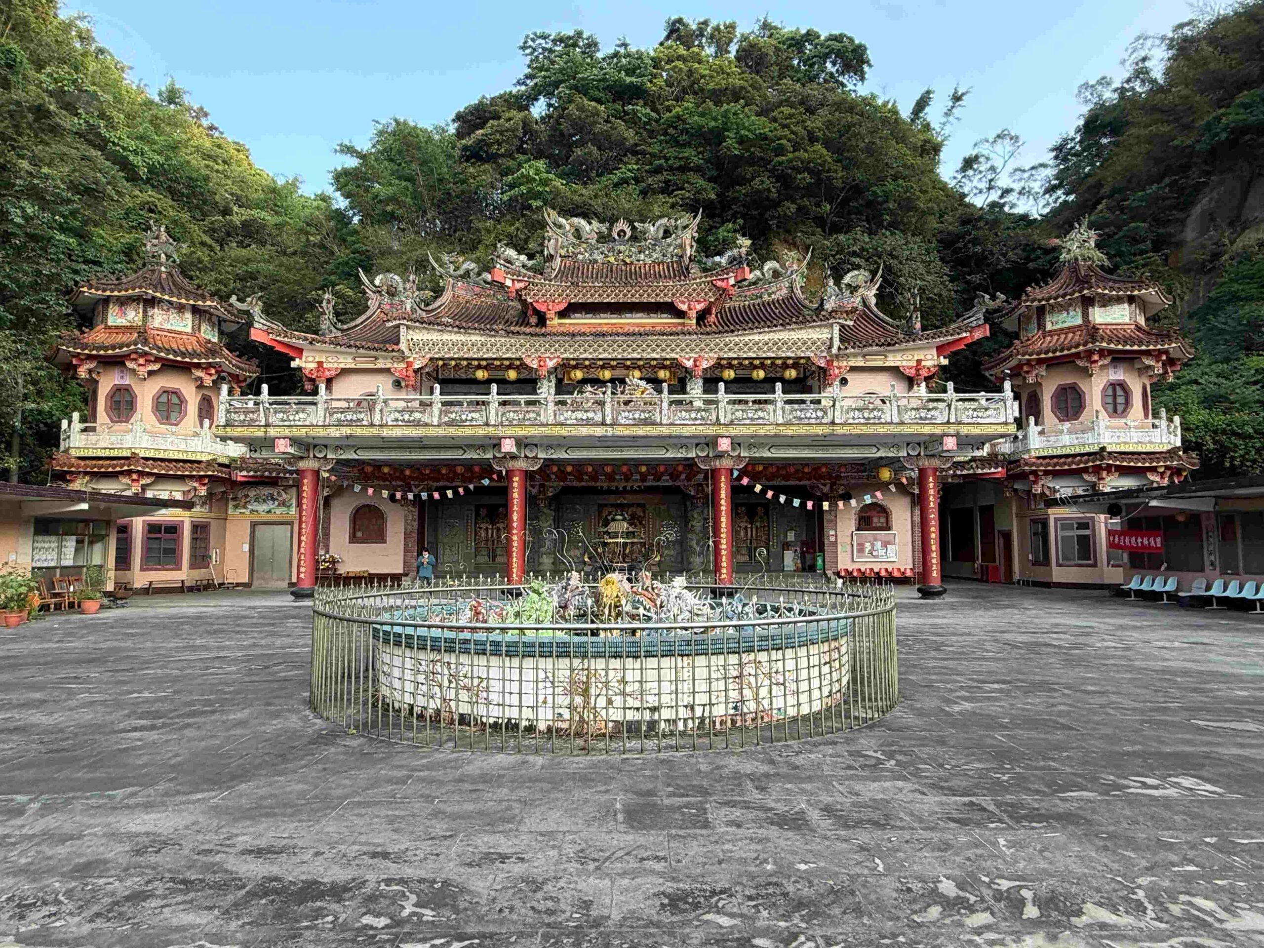 【台北松山景點】松山天寶聖道宮，隱身市區山壁的台版敦煌石窟，無極天王像推薦 @趙先生吃飯
