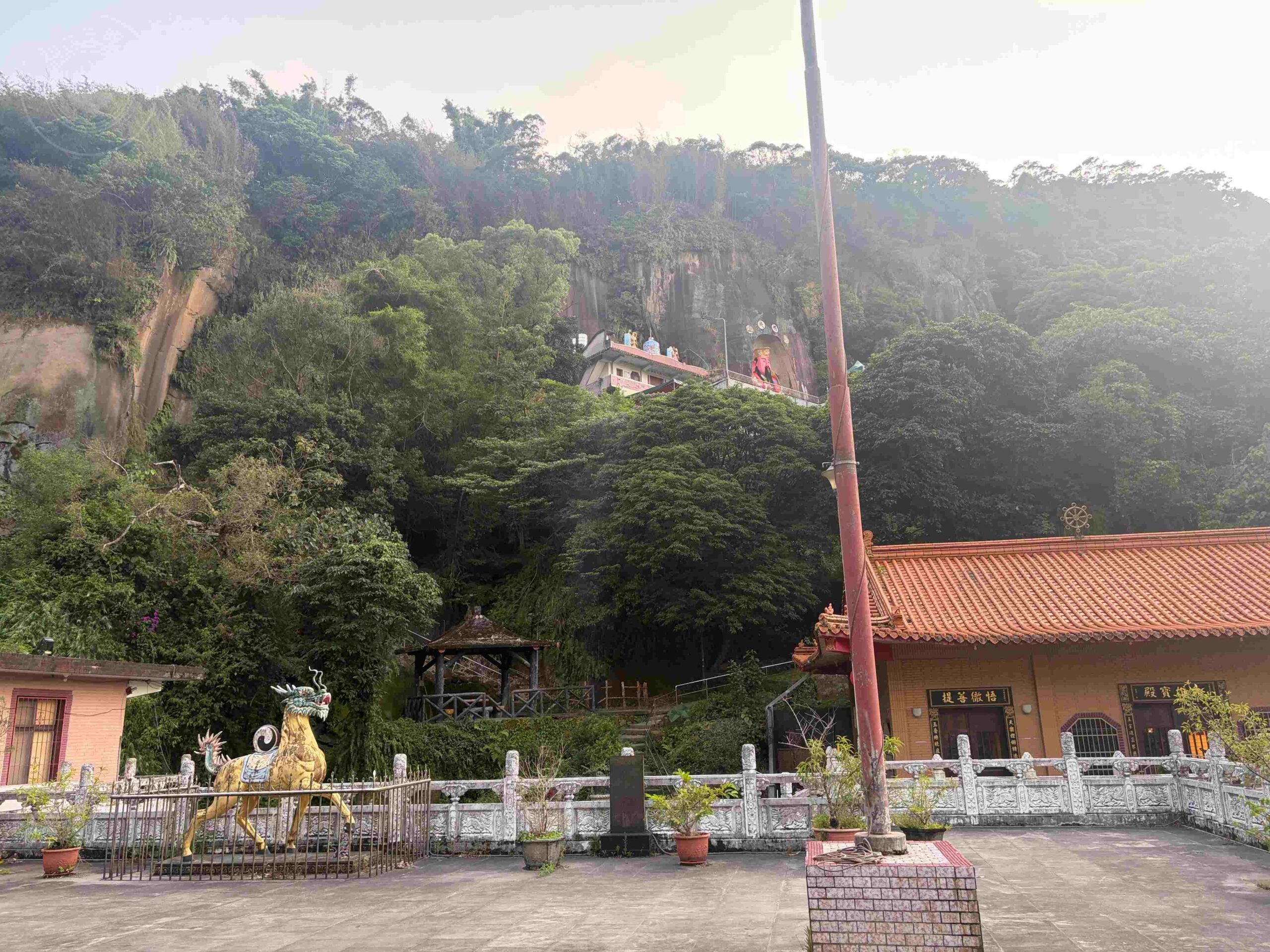 【台北松山景點】松山天寶聖道宮，隱身市區山壁的台版敦煌石窟，無極天王像推薦 @趙先生吃飯
