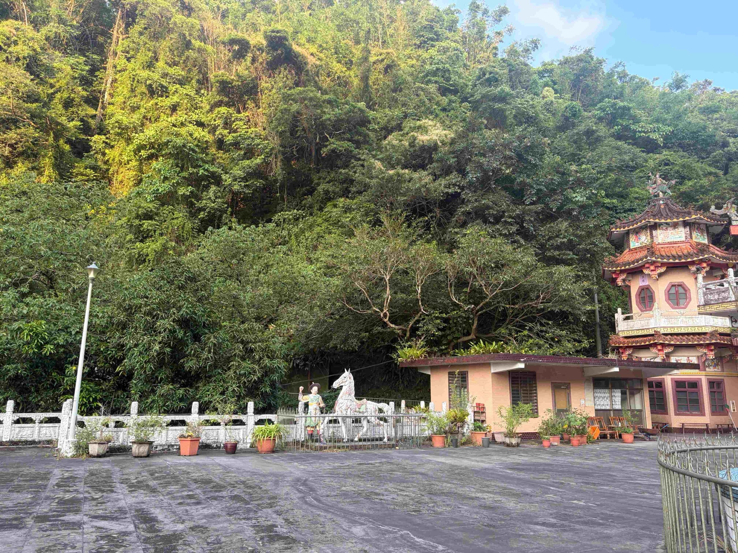 【台北松山景點】松山天寶聖道宮，隱身市區山壁的台版敦煌石窟，無極天王像推薦 @趙先生吃飯