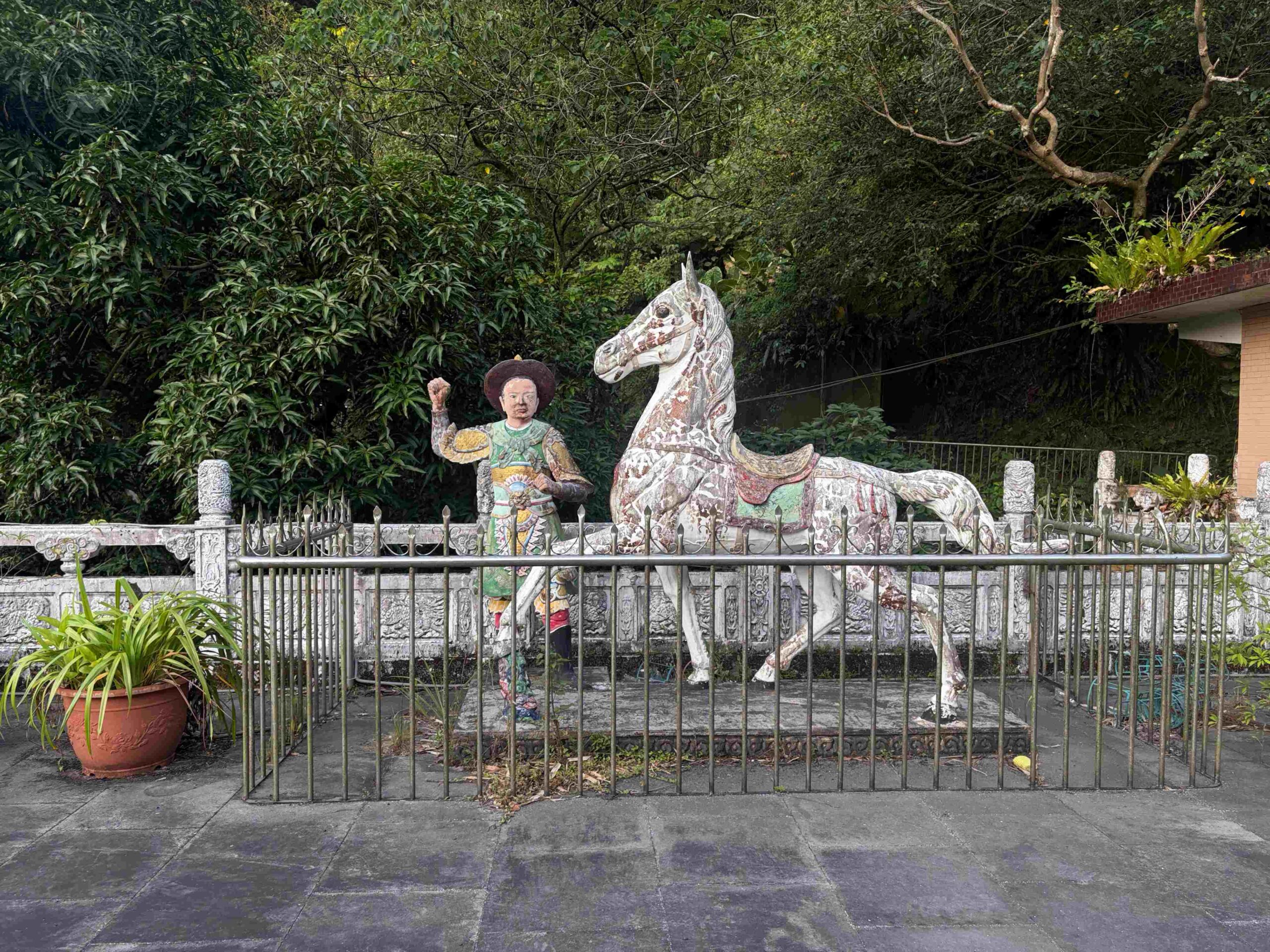 【台北松山景點】松山天寶聖道宮，隱身市區山壁的台版敦煌石窟，無極天王像推薦 @趙先生吃飯