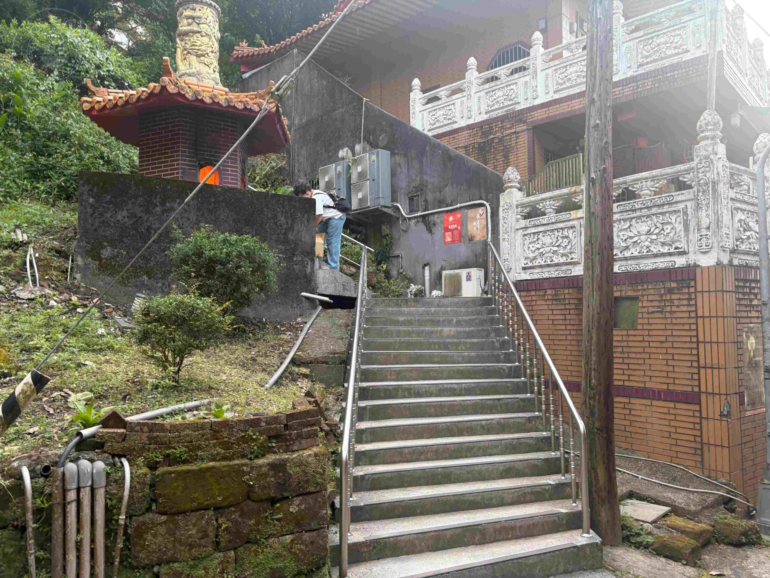 【台北松山景點】松山天寶聖道宮，隱身市區山壁的台版敦煌石窟，無極天王像推薦 @趙先生吃飯