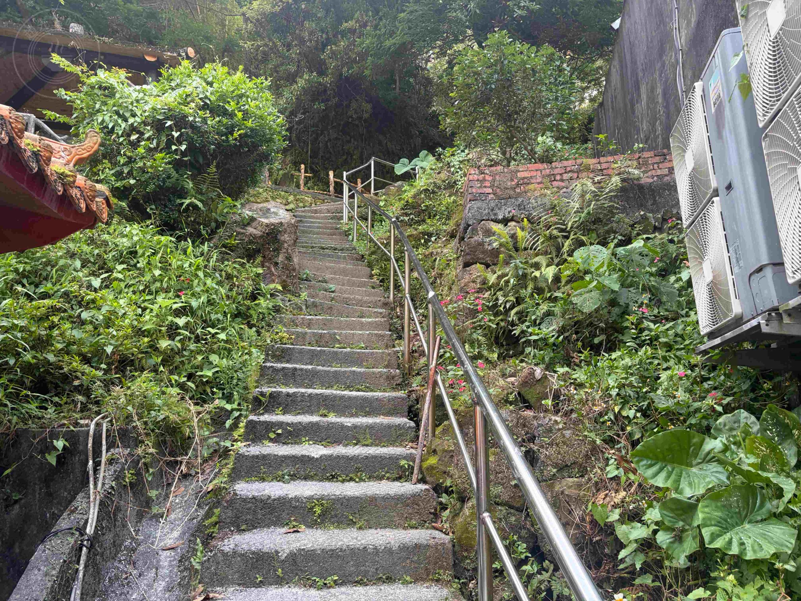 【台北松山景點】松山天寶聖道宮，隱身市區山壁的台版敦煌石窟，無極天王像推薦 @趙先生吃飯