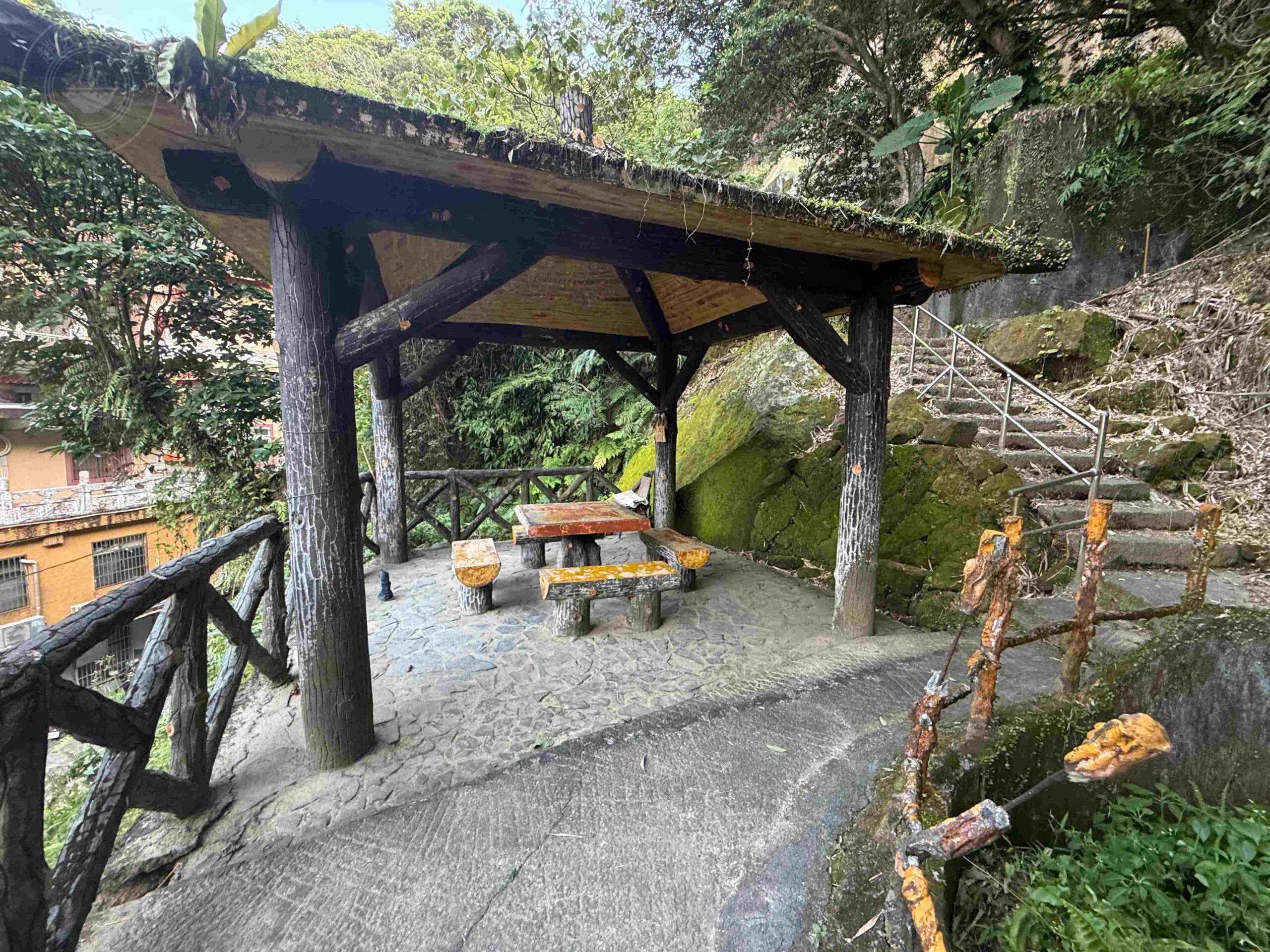 【台北松山景點】松山天寶聖道宮，隱身市區山壁的台版敦煌石窟，無極天王像推薦 @趙先生吃飯