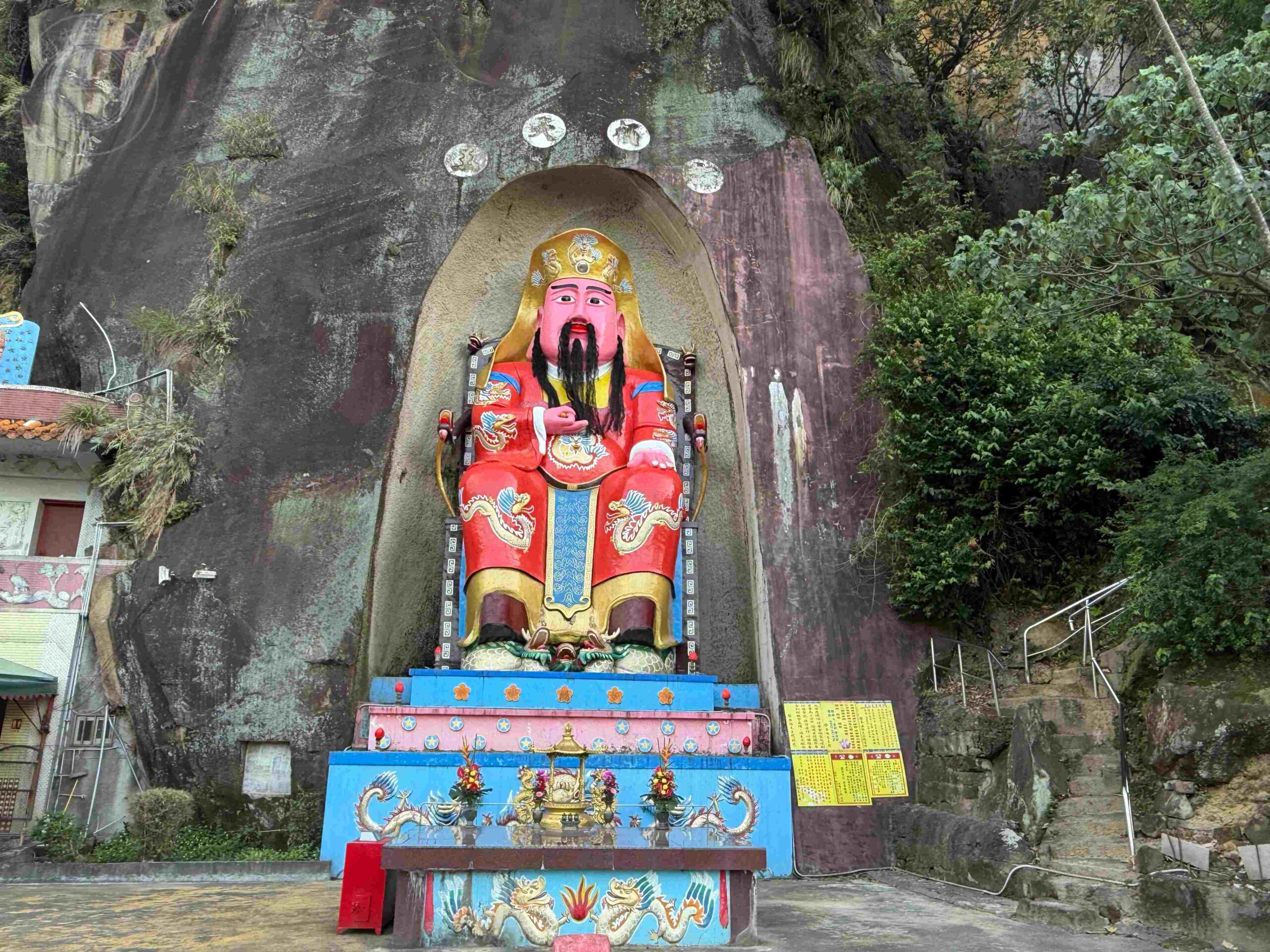 【台北松山景點】松山天寶聖道宮，隱身市區山壁的台版敦煌石窟，無極天王像推薦 @趙先生吃飯