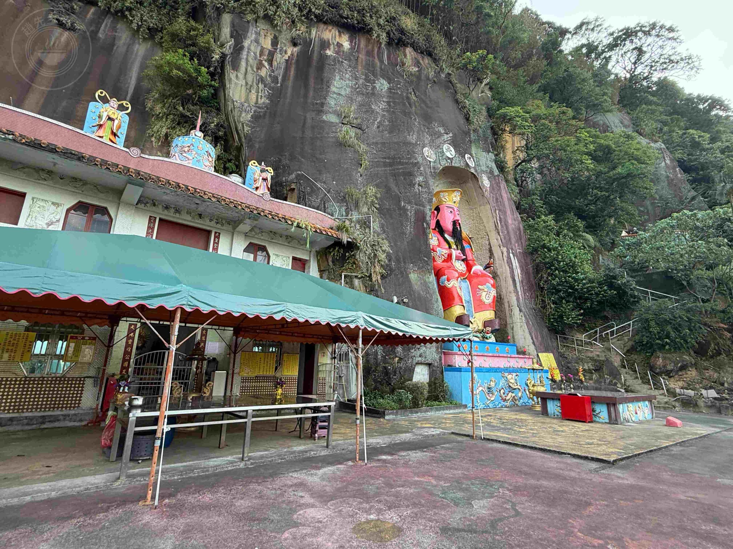 【台北松山景點】松山天寶聖道宮，隱身市區山壁的台版敦煌石窟，無極天王像推薦 @趙先生吃飯