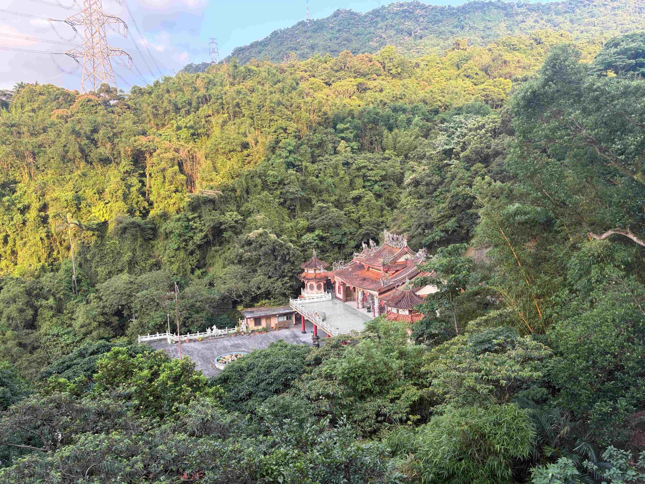 【台北松山景點】松山天寶聖道宮，隱身市區山壁的台版敦煌石窟，無極天王像推薦 @趙先生吃飯