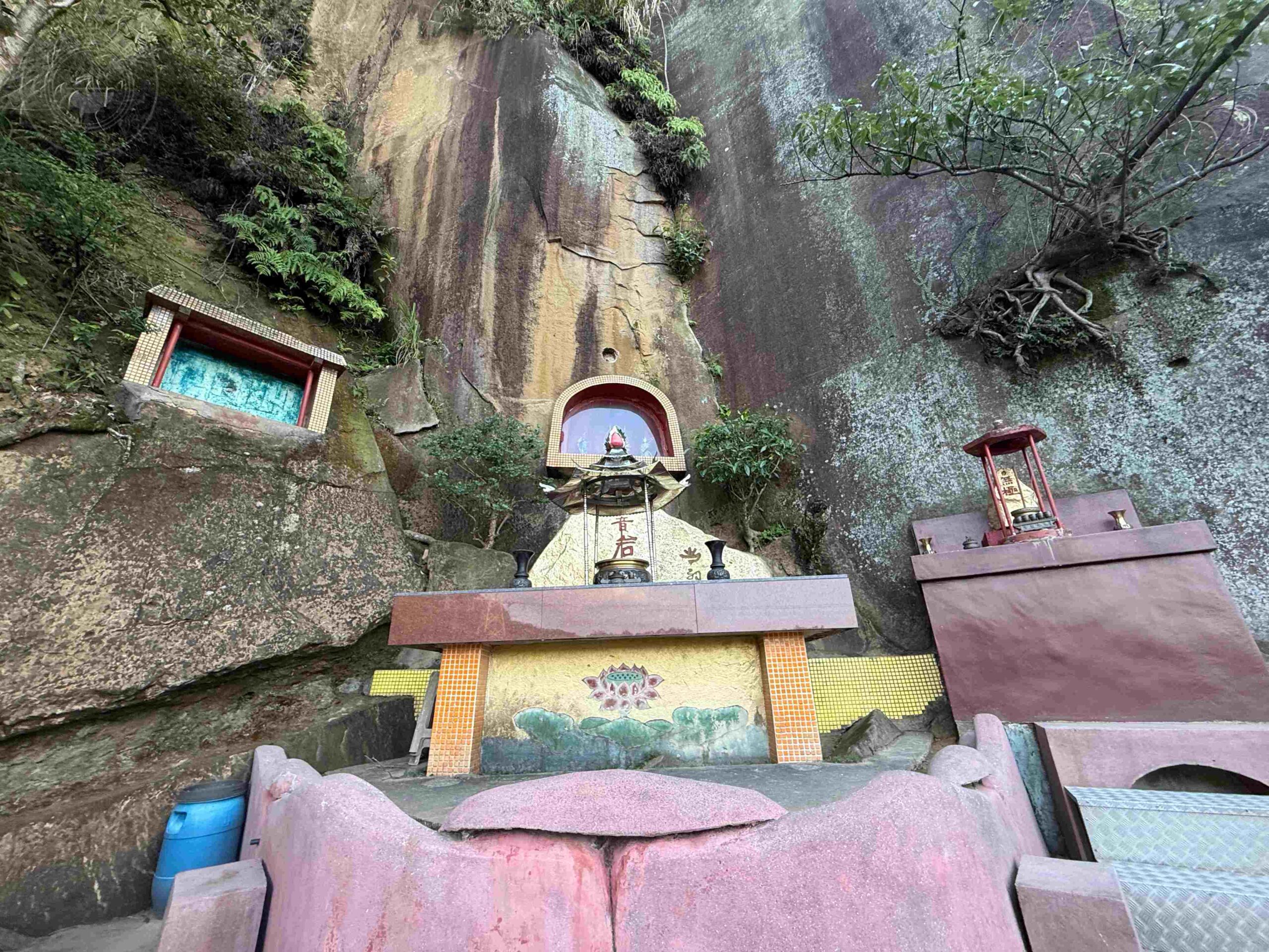 【台北松山景點】松山天寶聖道宮，隱身市區山壁的台版敦煌石窟，無極天王像推薦 @趙先生吃飯