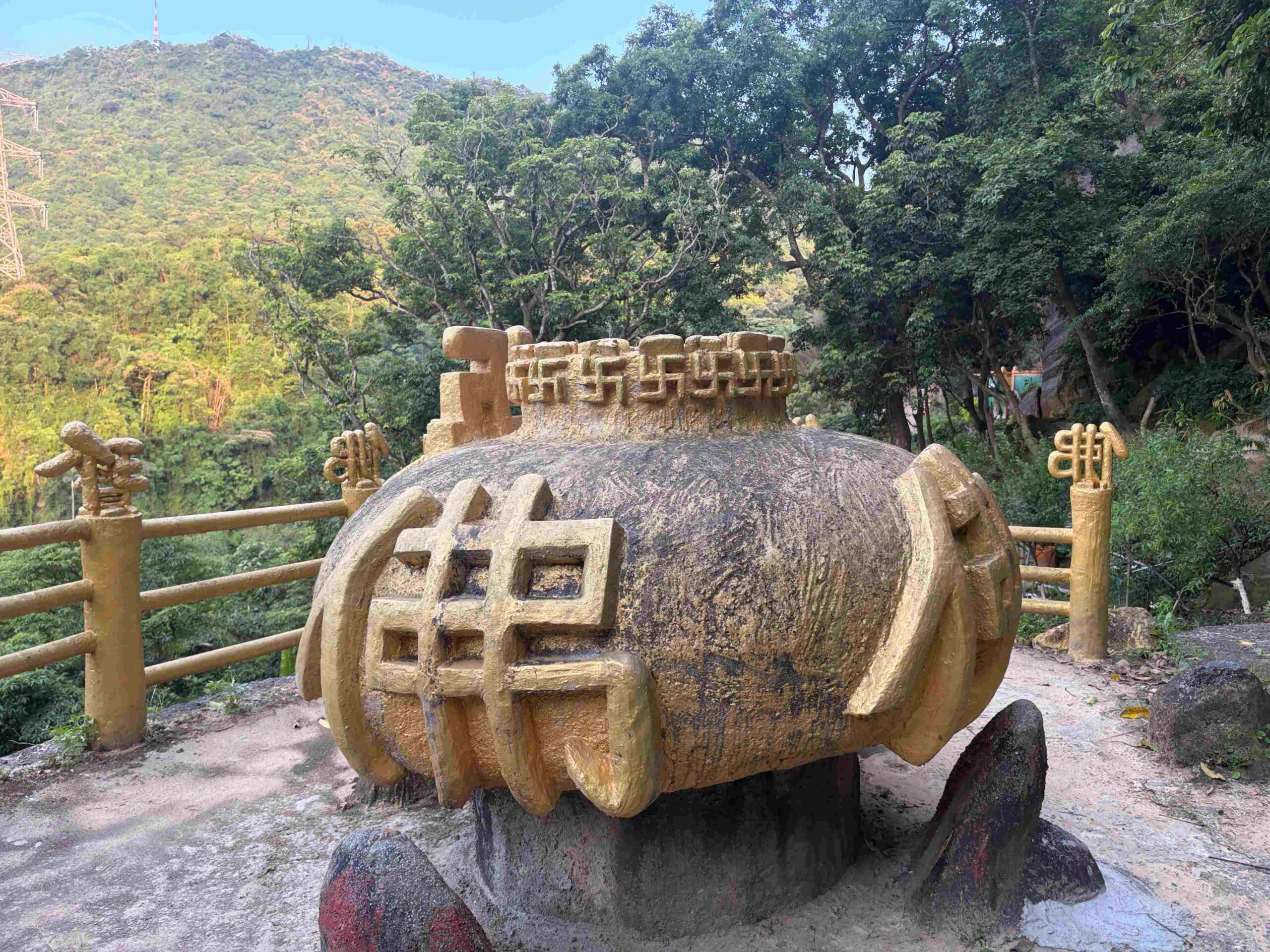 【台北松山景點】松山天寶聖道宮，隱身市區山壁的台版敦煌石窟，無極天王像推薦 @趙先生吃飯