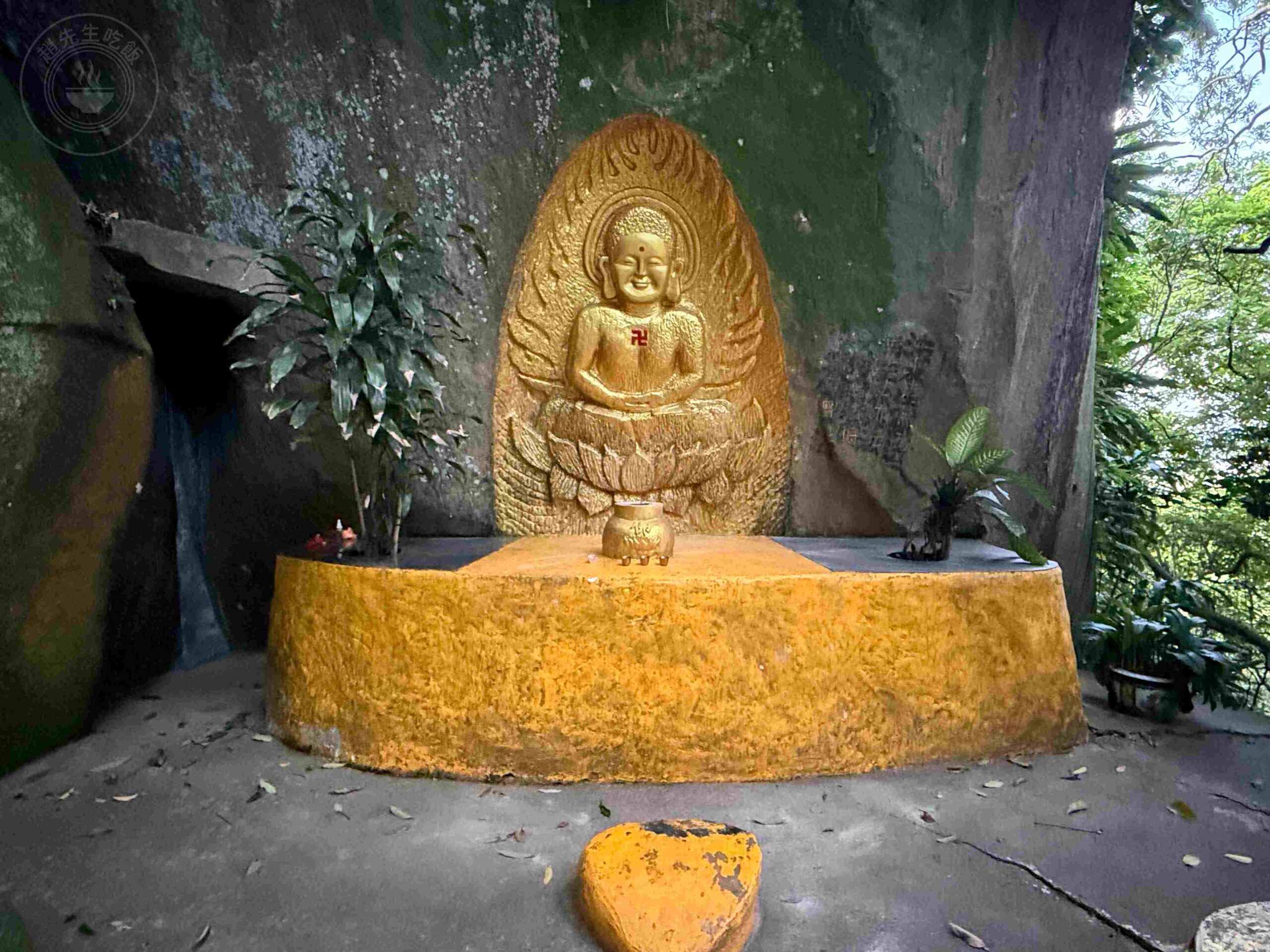 【台北松山景點】松山天寶聖道宮，隱身市區山壁的台版敦煌石窟，無極天王像推薦 @趙先生吃飯