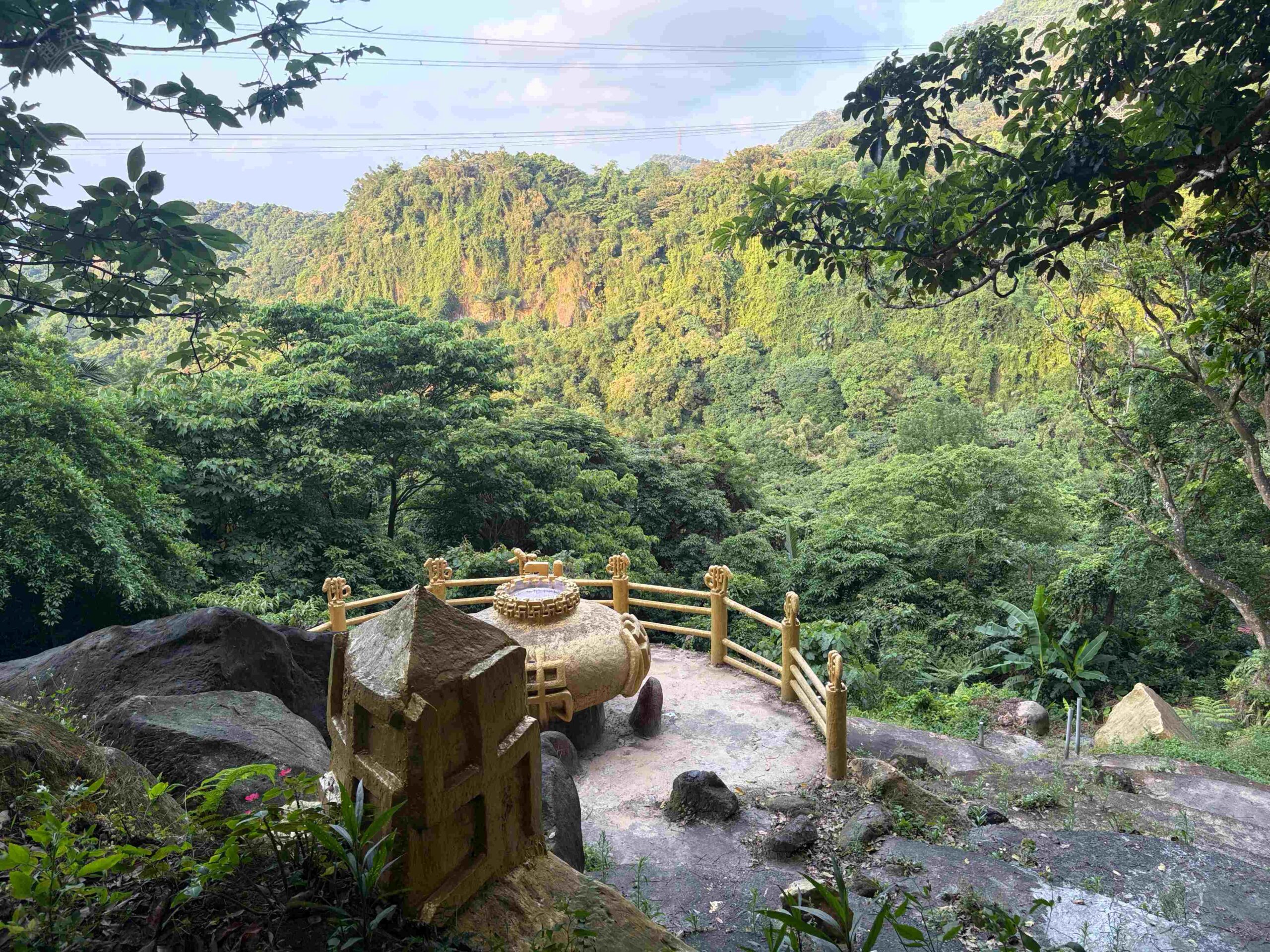 【台北松山景點】松山天寶聖道宮，隱身市區山壁的台版敦煌石窟，無極天王像推薦 @趙先生吃飯