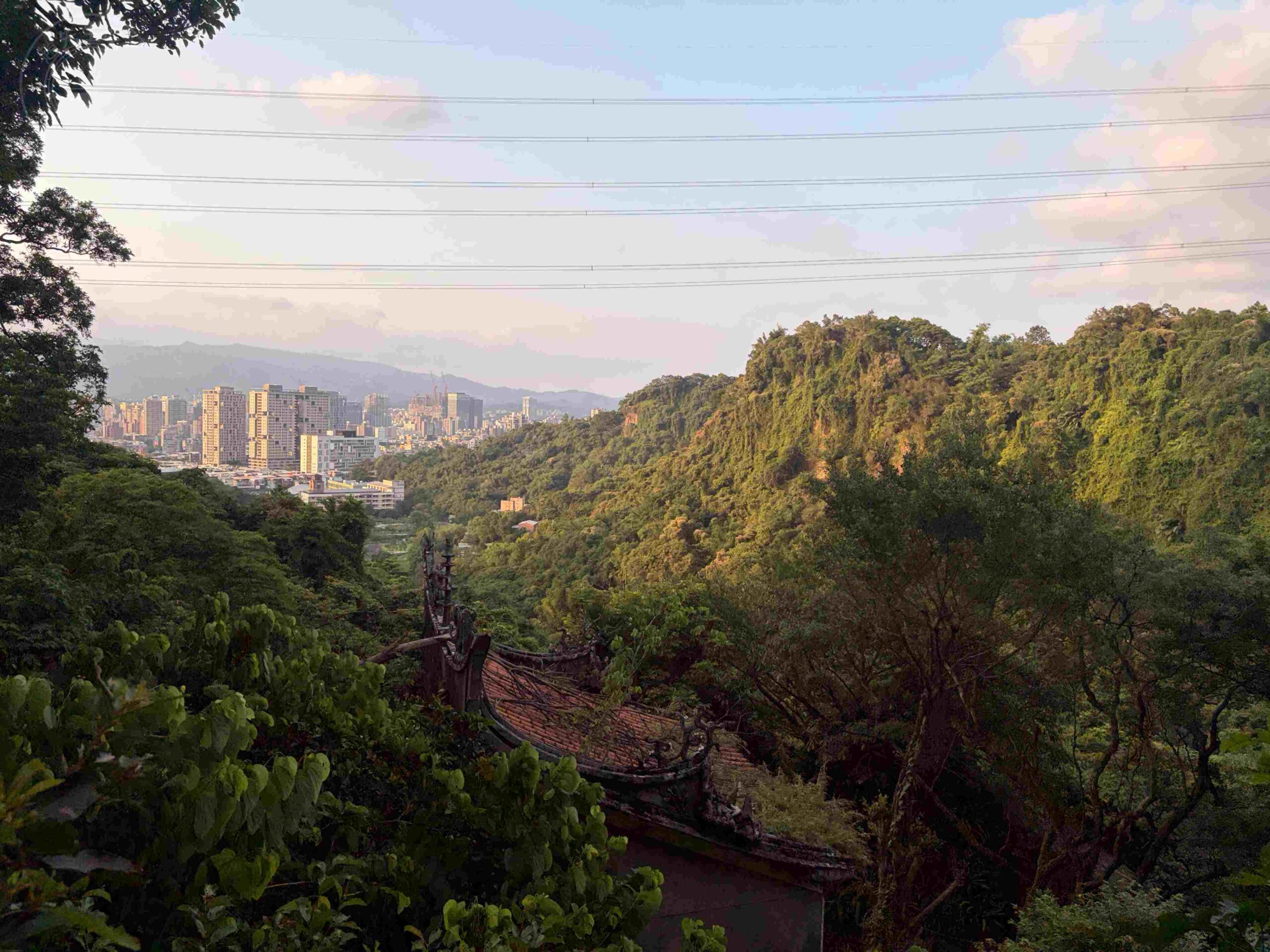 【台北松山景點】松山天寶聖道宮，隱身市區山壁的台版敦煌石窟，無極天王像推薦 @趙先生吃飯