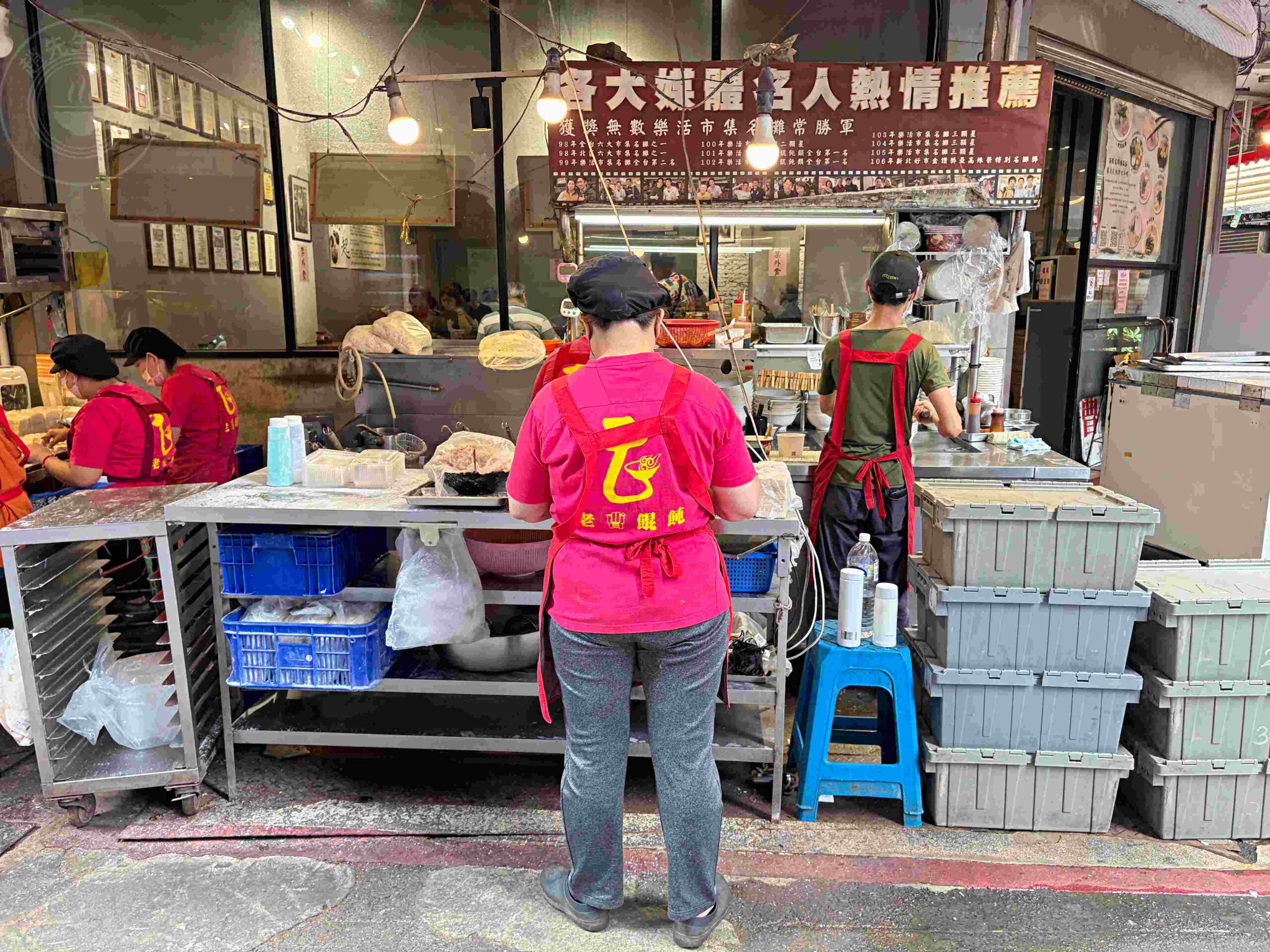 【板橋美食】老曹餛飩，黃石市場六十年在地老味道推薦餛飩湯配麻醬麵(菜單) @趙先生吃飯