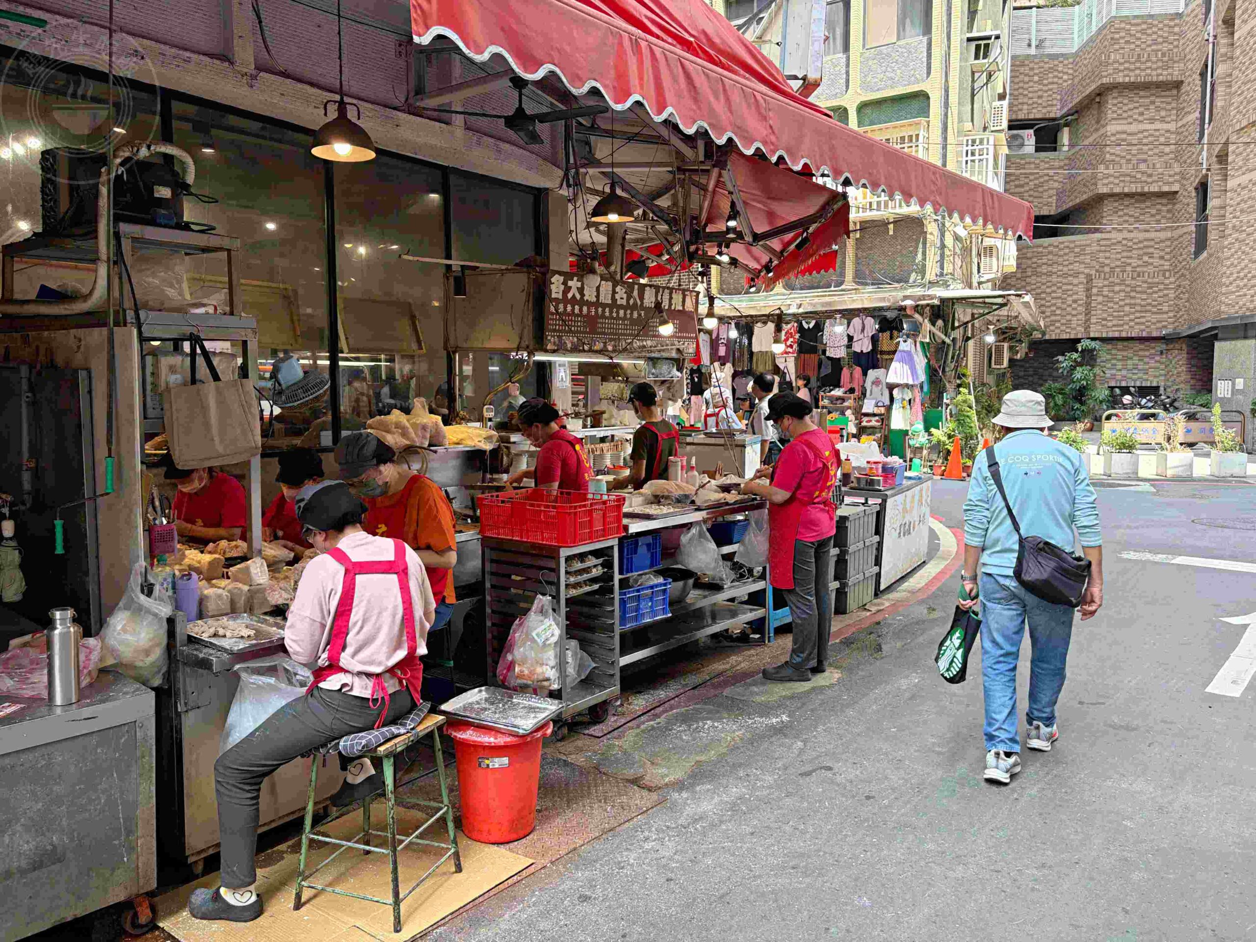 【板橋美食】老曹餛飩，黃石市場六十年在地老味道推薦餛飩湯配麻醬麵(菜單) @趙先生吃飯