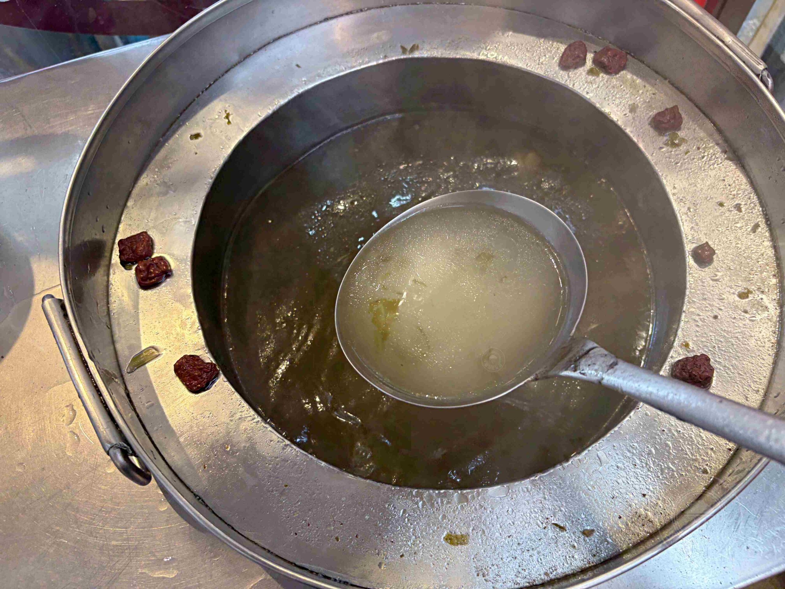 【新莊美食】港宏燒臘，沒開門就在排隊超強燒臘，皮脆肉嫩帶有炭火香推薦(菜單) @趙先生吃飯
