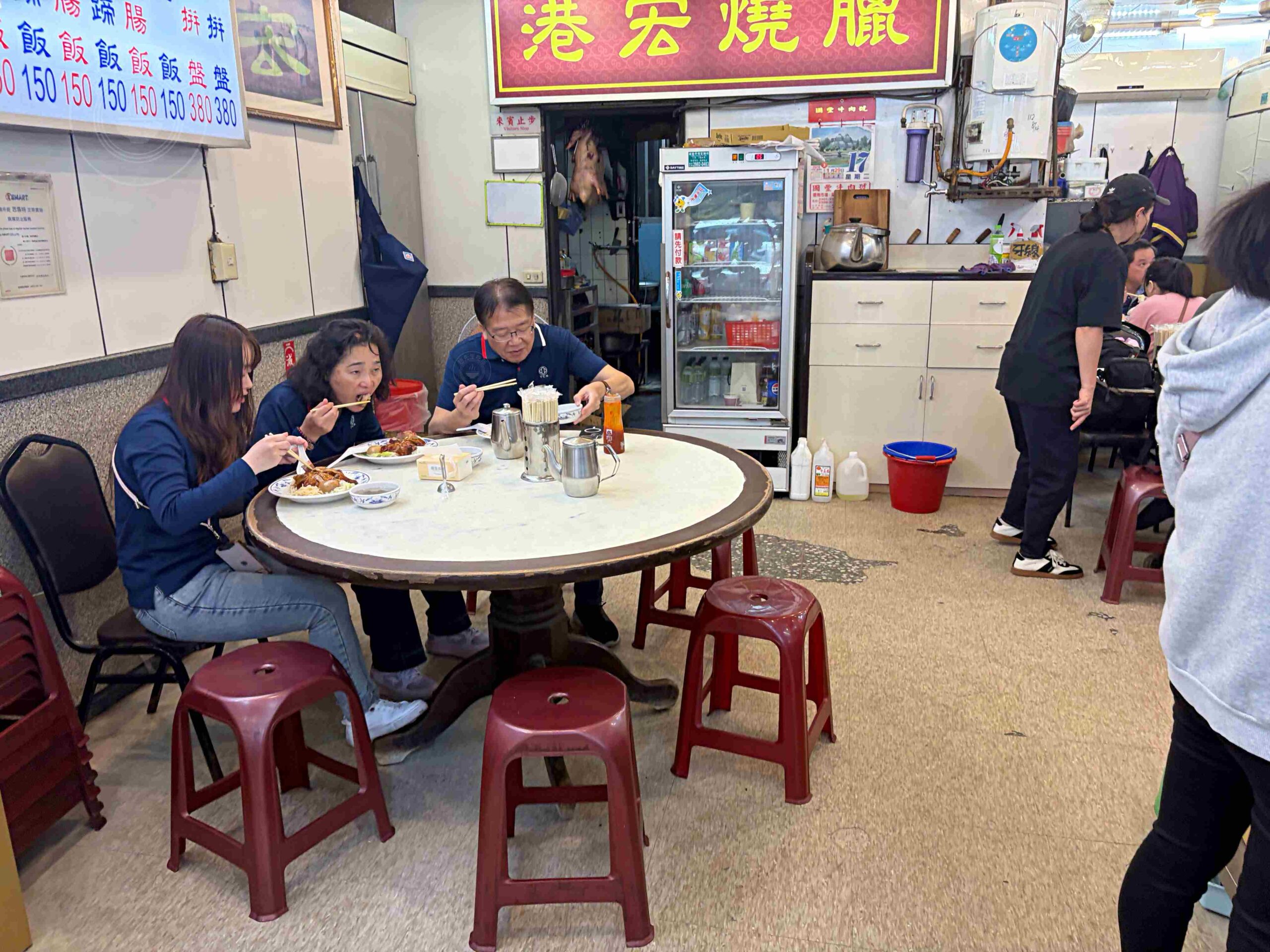【新莊美食】港宏燒臘，沒開門就在排隊超強燒臘，皮脆肉嫩帶有炭火香推薦(菜單) @趙先生吃飯