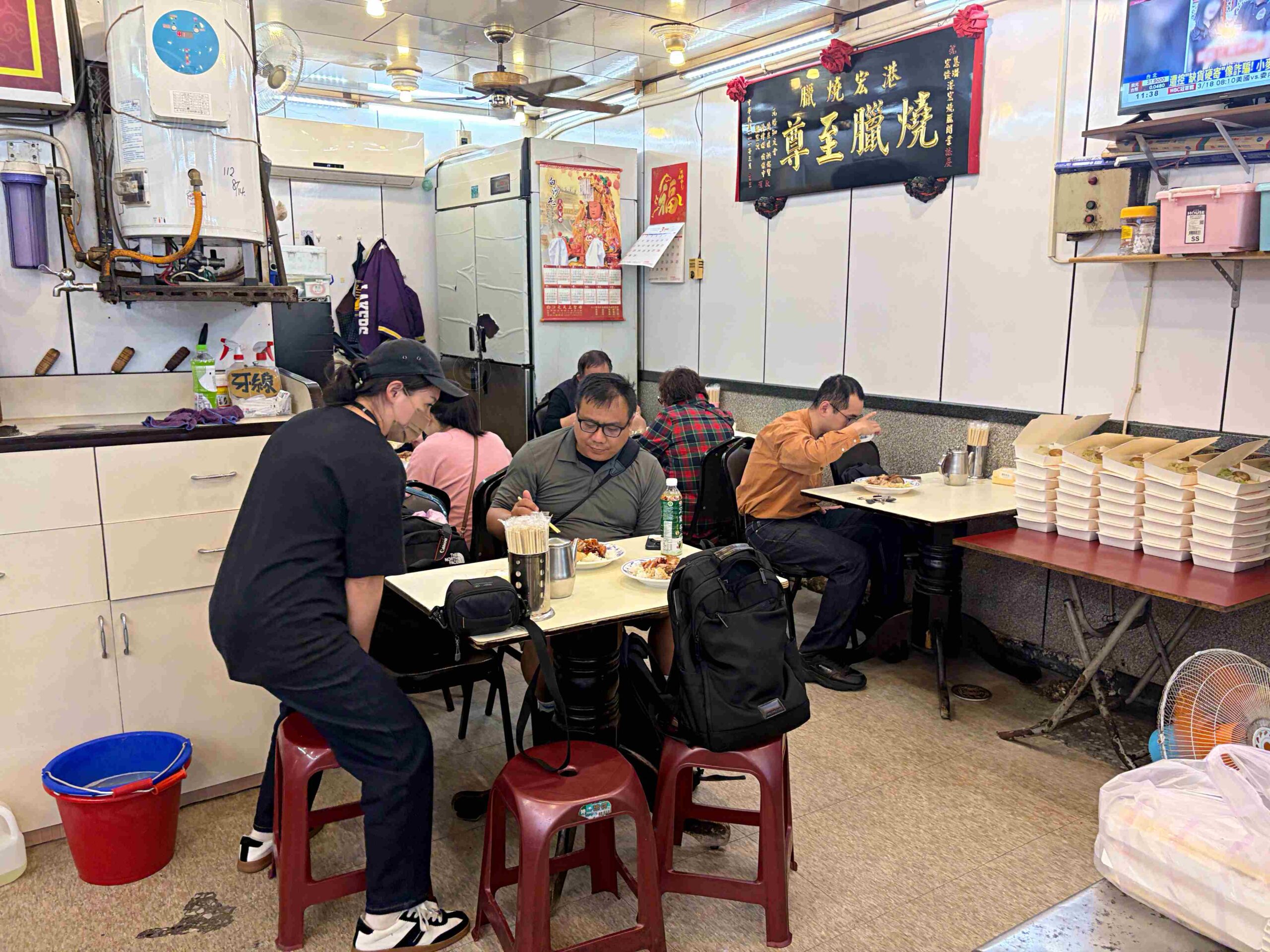 【新莊美食】港宏燒臘，沒開門就在排隊超強燒臘，皮脆肉嫩帶有炭火香推薦(菜單) @趙先生吃飯
