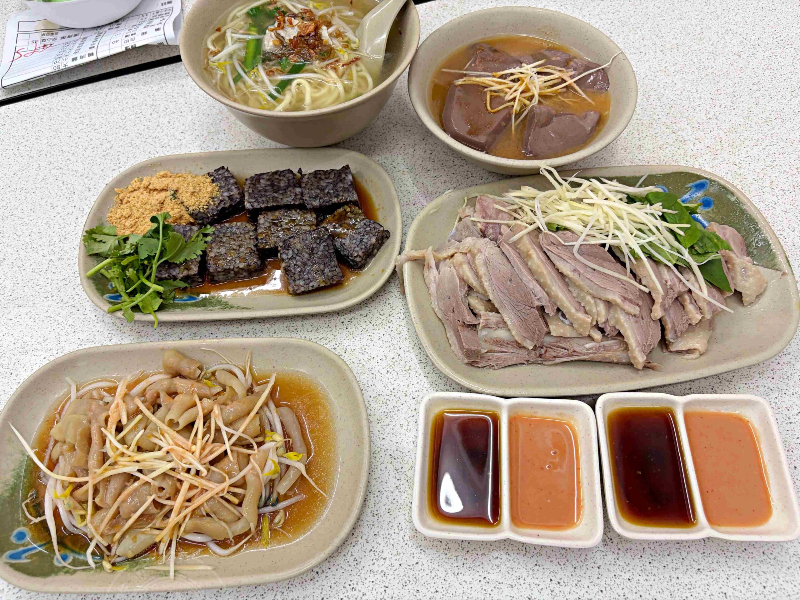 【台南美食】鬍鬚忠牛肉湯，牛肉湯順口好喝！牛肉燥飯肉量鋪滿滿推薦(菜單) @趙先生吃飯