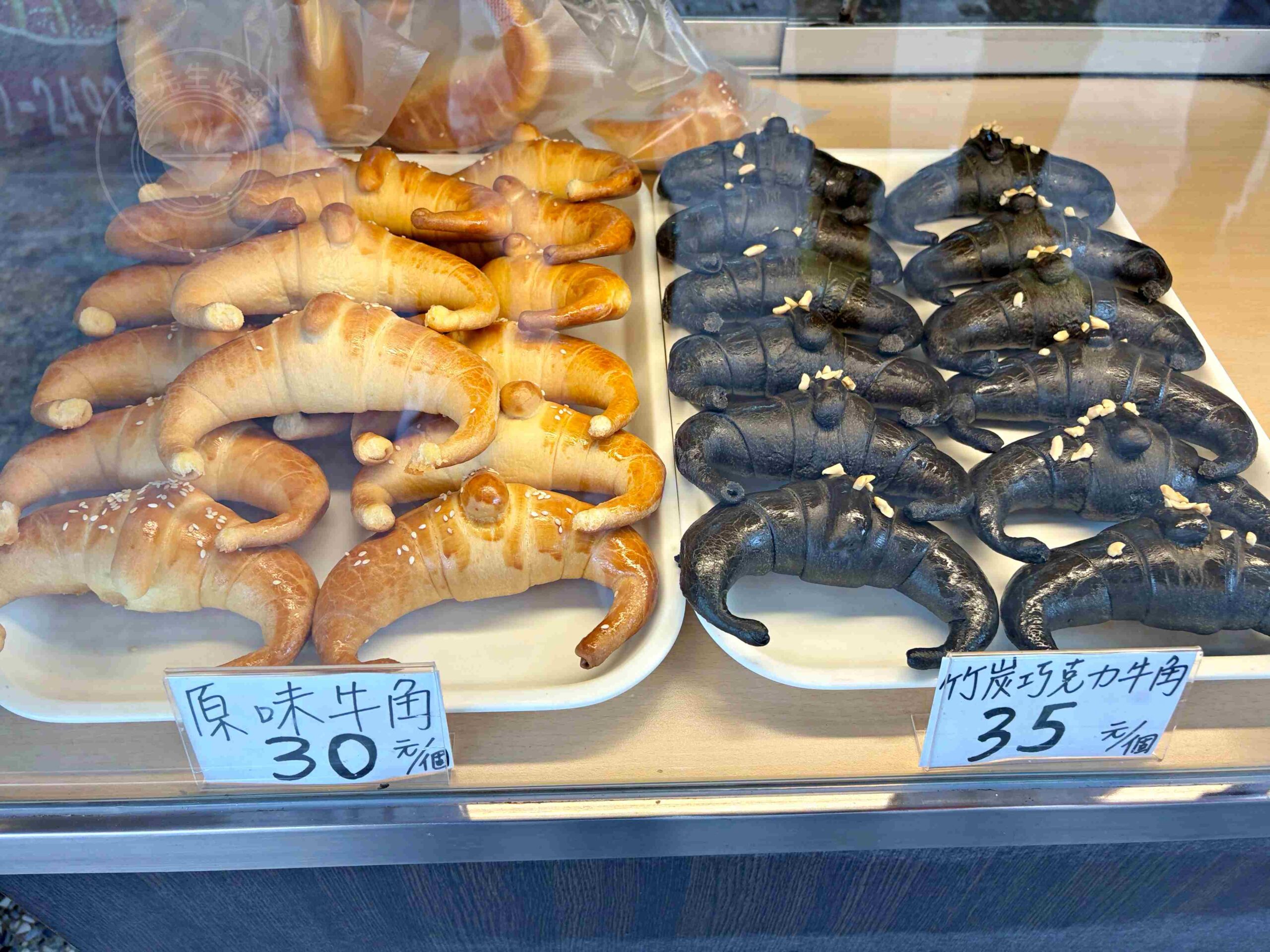 【萬里美食】萬里香手撕包，出爐就被買完的傳統麵包老店推薦手撕包跟金牛角(菜單) @趙先生吃飯
