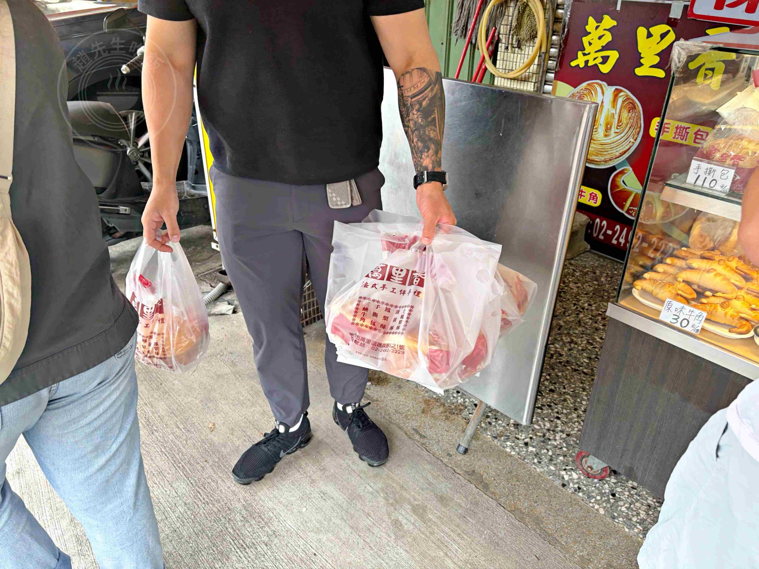 【萬里美食】萬里香手撕包，出爐就被買完的傳統麵包老店推薦手撕包跟金牛角(菜單) @趙先生吃飯
