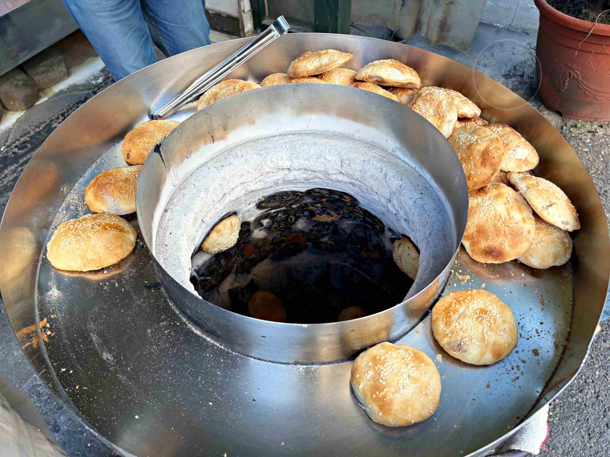 【彰化美食】北平香酥燒餅，在地50年隱藏版，炭火貼爐現烤古早味推薦(菜單) @趙先生吃飯