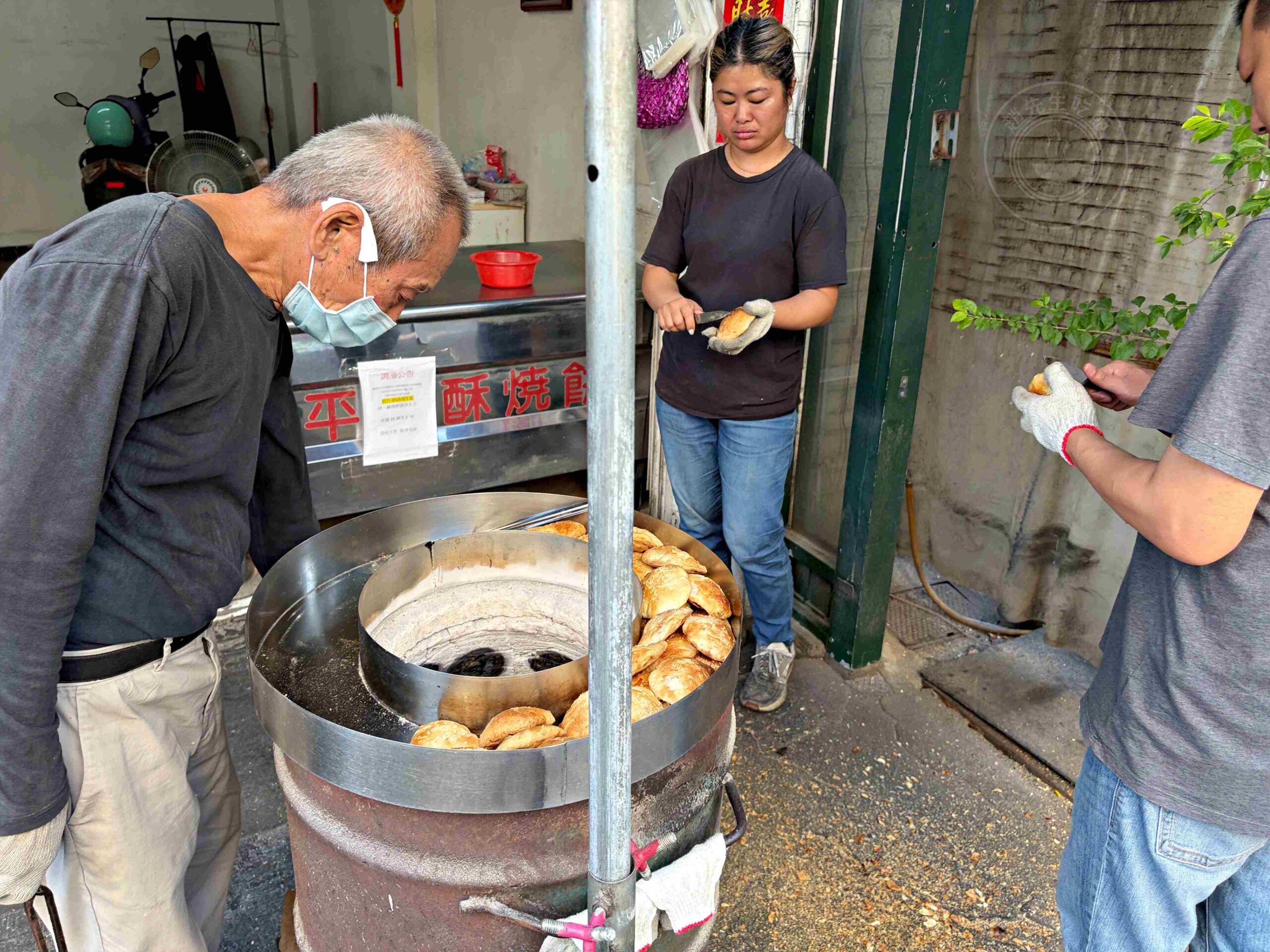 【彰化美食】北平香酥燒餅，在地50年隱藏版，炭火貼爐現烤古早味推薦(菜單) @趙先生吃飯