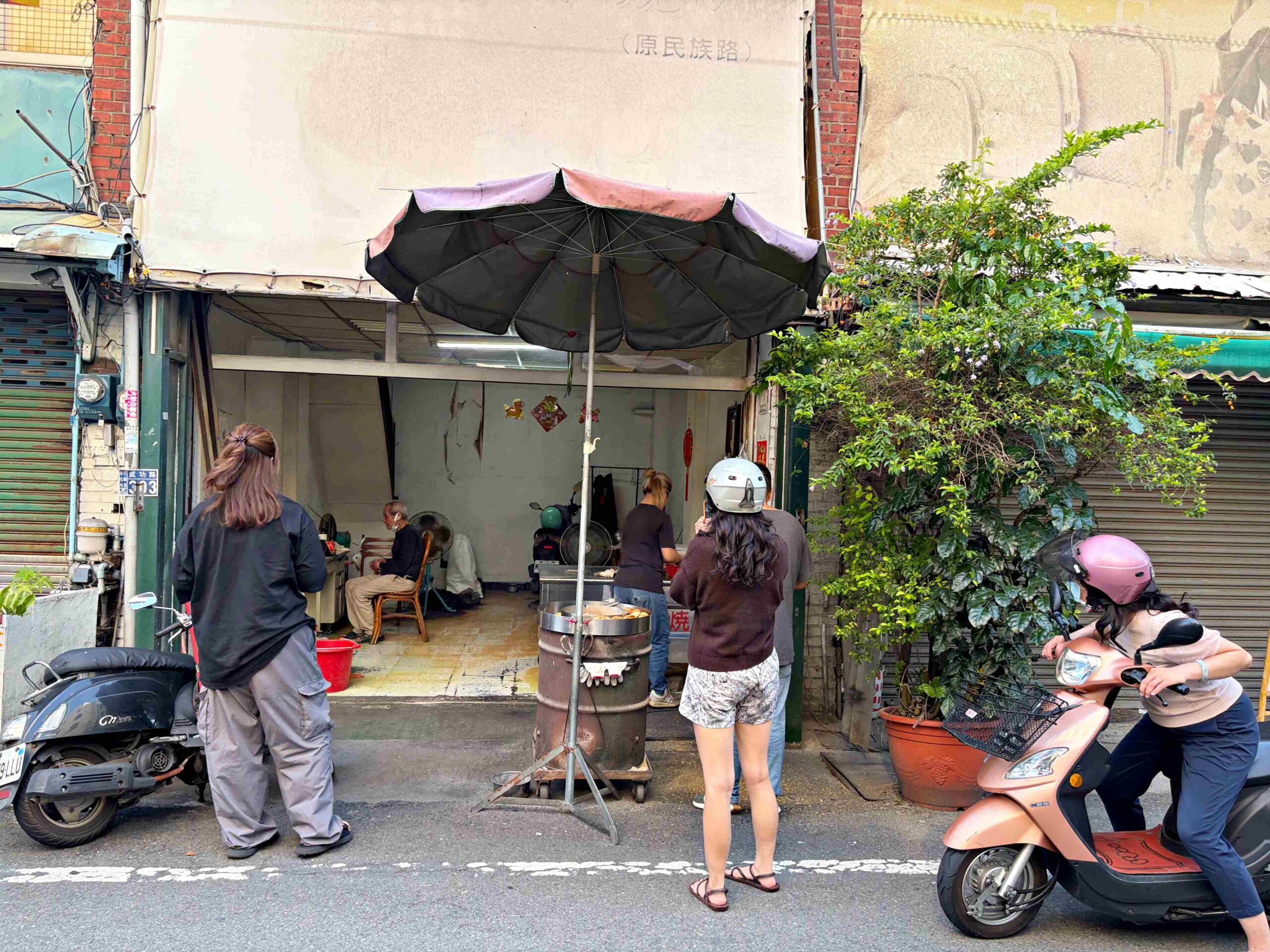 【彰化美食】北平香酥燒餅，在地50年隱藏版，炭火貼爐現烤古早味推薦(菜單) @趙先生吃飯