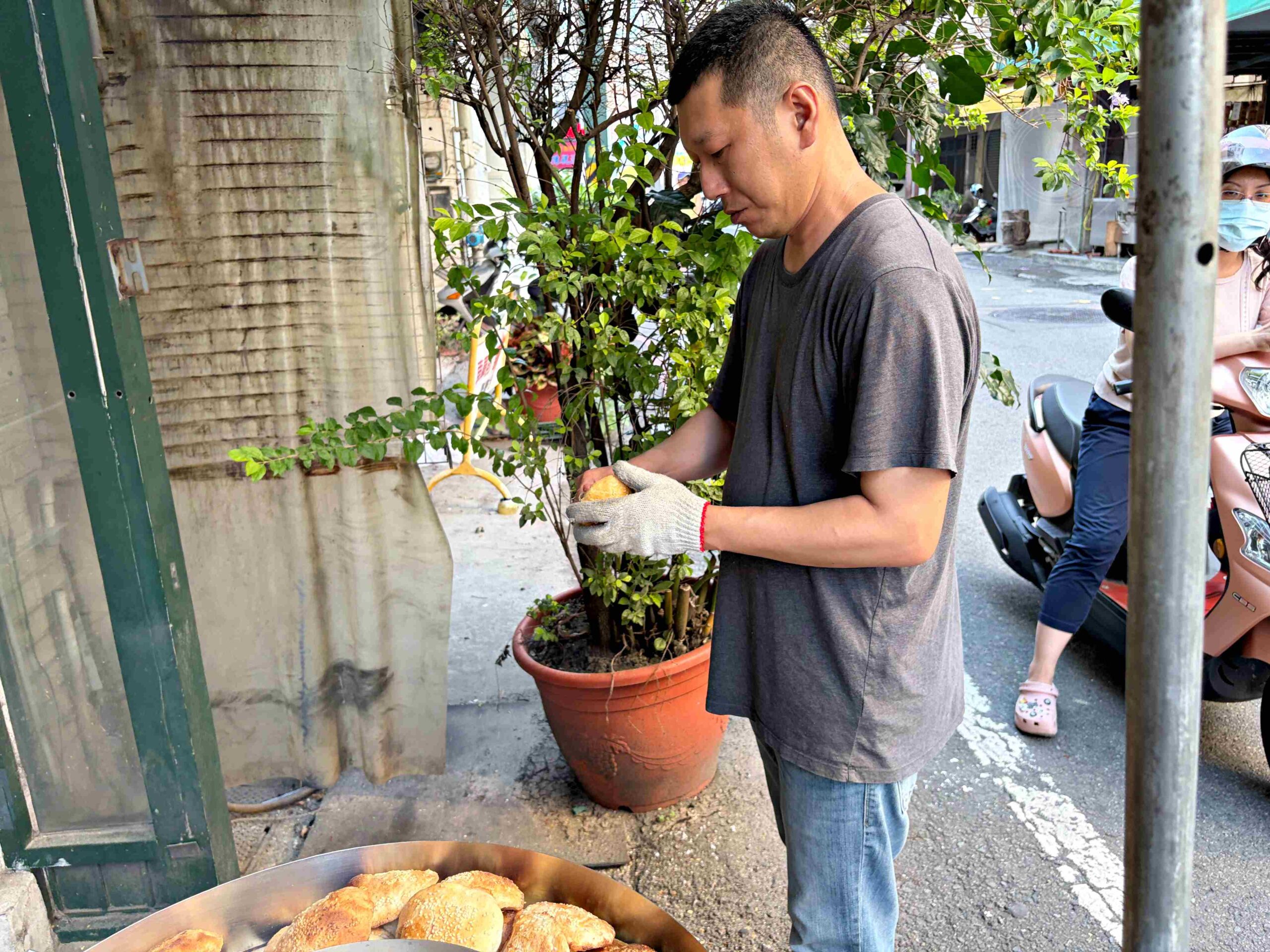 【彰化美食】北平香酥燒餅，在地50年隱藏版，炭火貼爐現烤古早味推薦(菜單) @趙先生吃飯