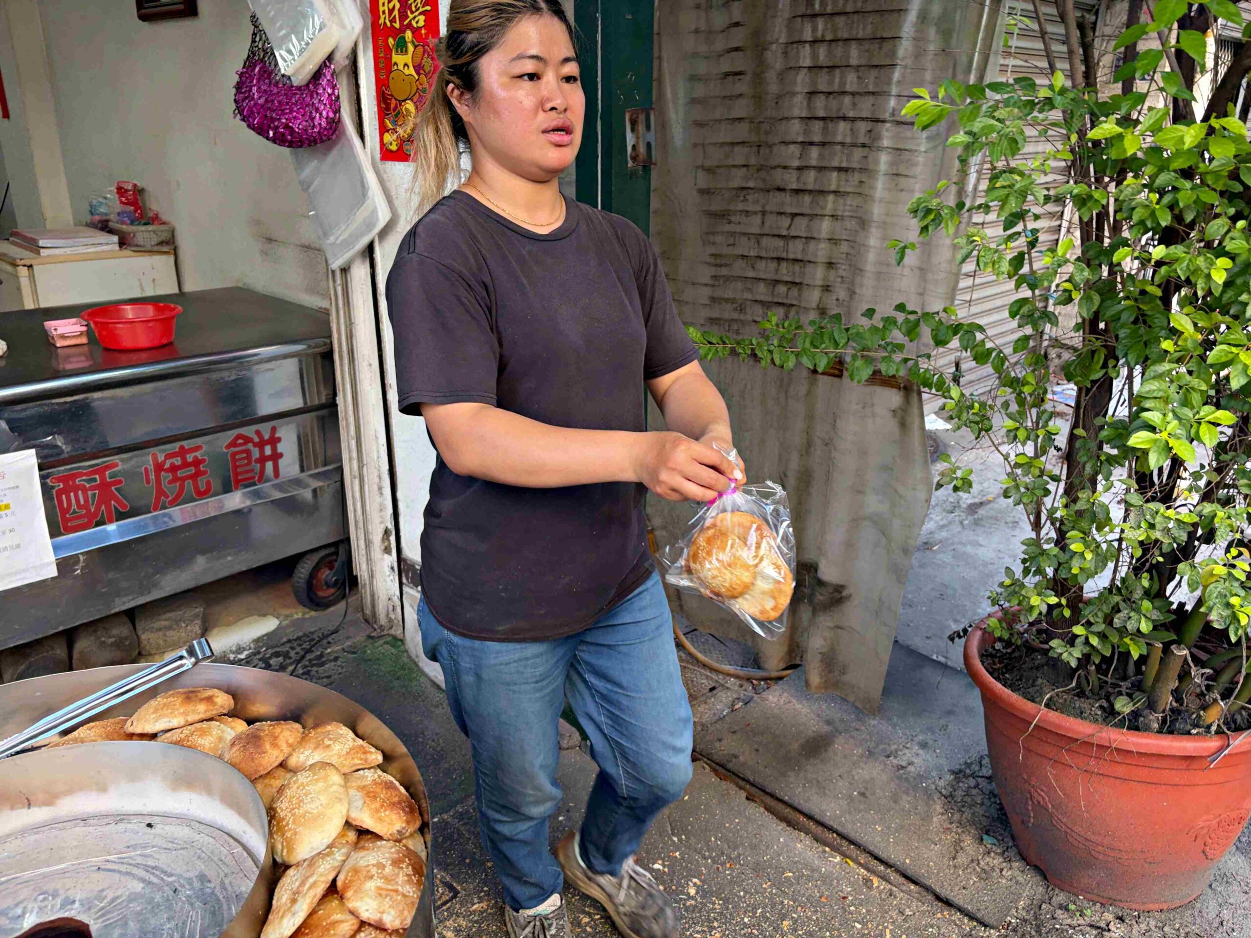 【彰化美食】北平香酥燒餅，在地50年隱藏版，炭火貼爐現烤古早味推薦(菜單) @趙先生吃飯
