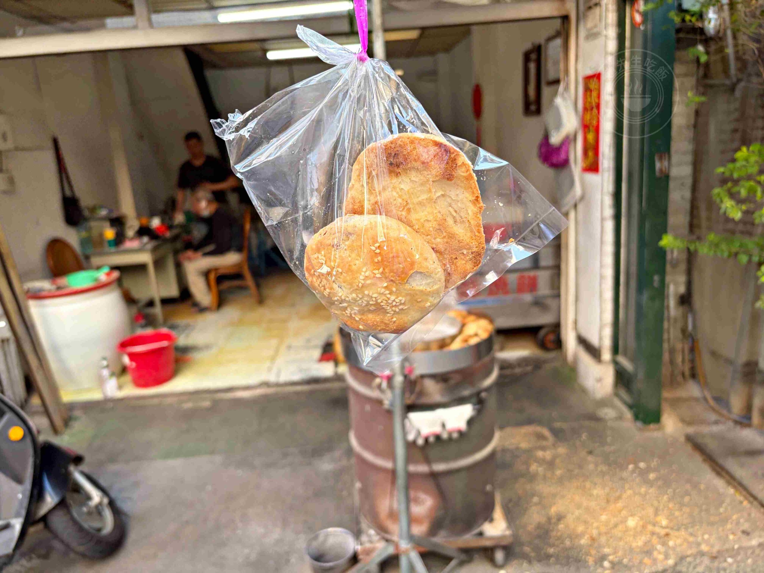 【彰化美食】北平香酥燒餅，在地50年隱藏版，炭火貼爐現烤古早味推薦(菜單) @趙先生吃飯