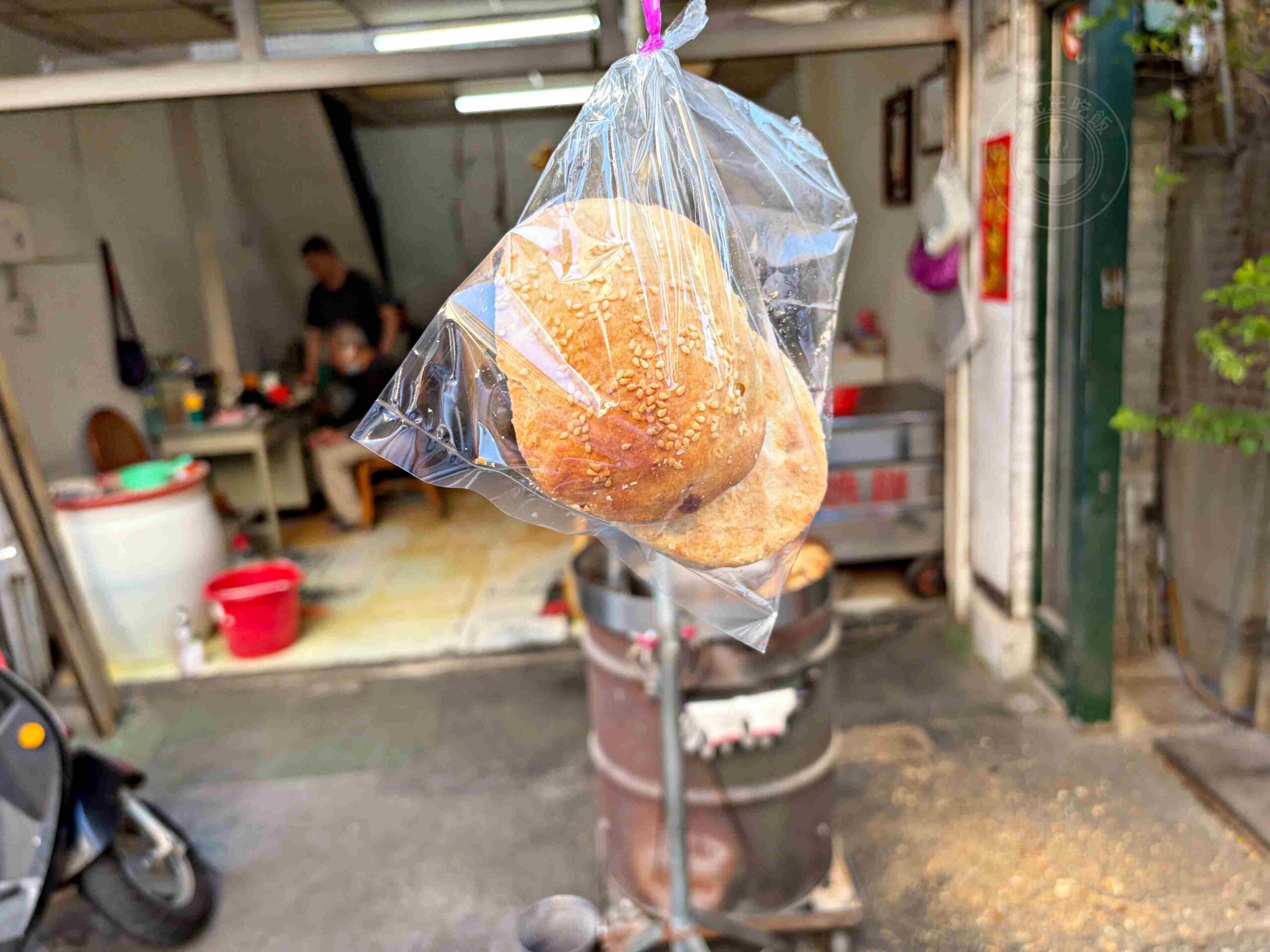 【彰化美食】北平香酥燒餅，在地50年隱藏版，炭火貼爐現烤古早味推薦(菜單) @趙先生吃飯