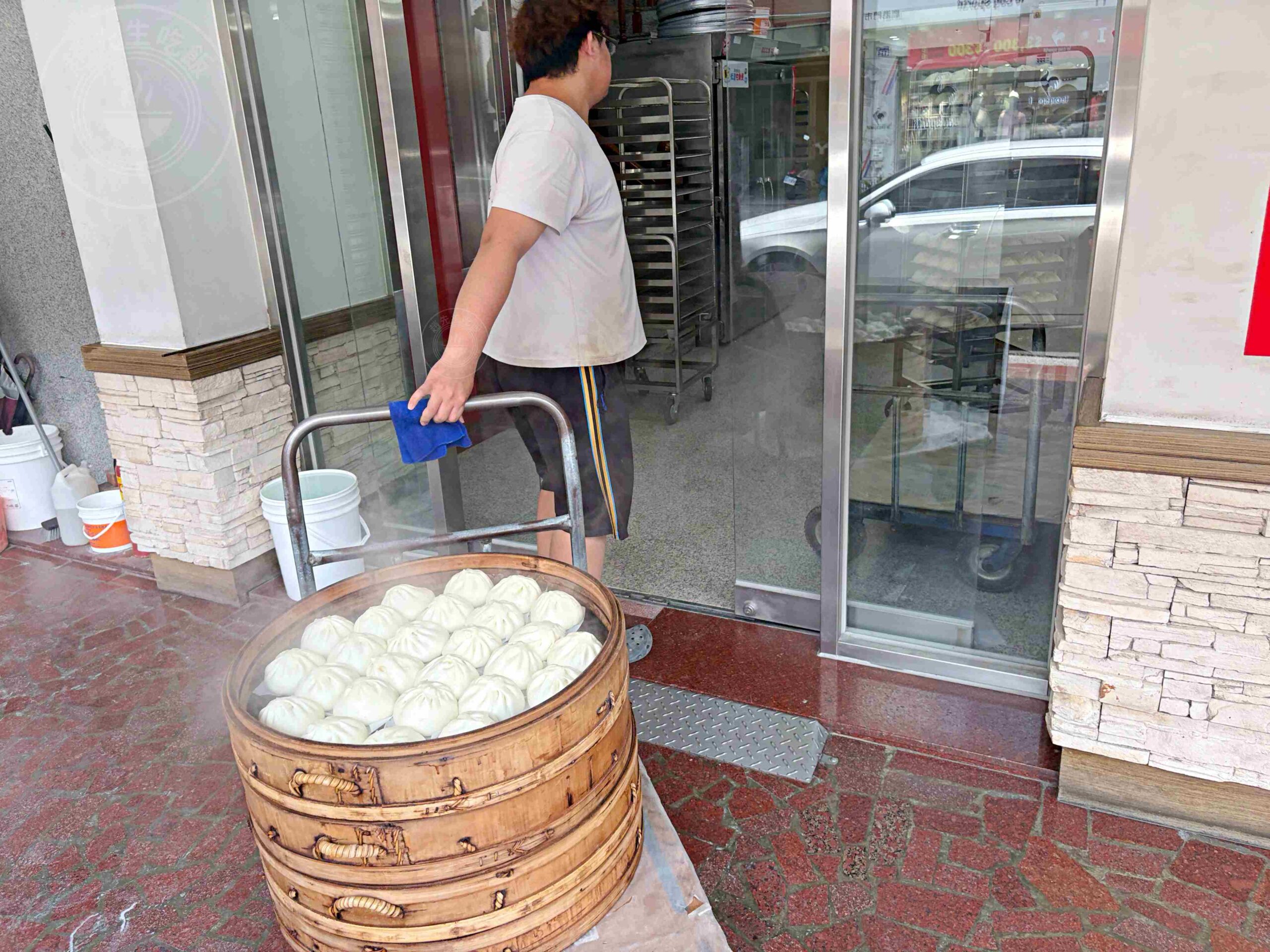 【彰化鹿港美食】老龍師肉包，爆汁香菇鮮肉包與古早味水蒸鹹蛋糕推薦(菜單) @趙先生吃飯