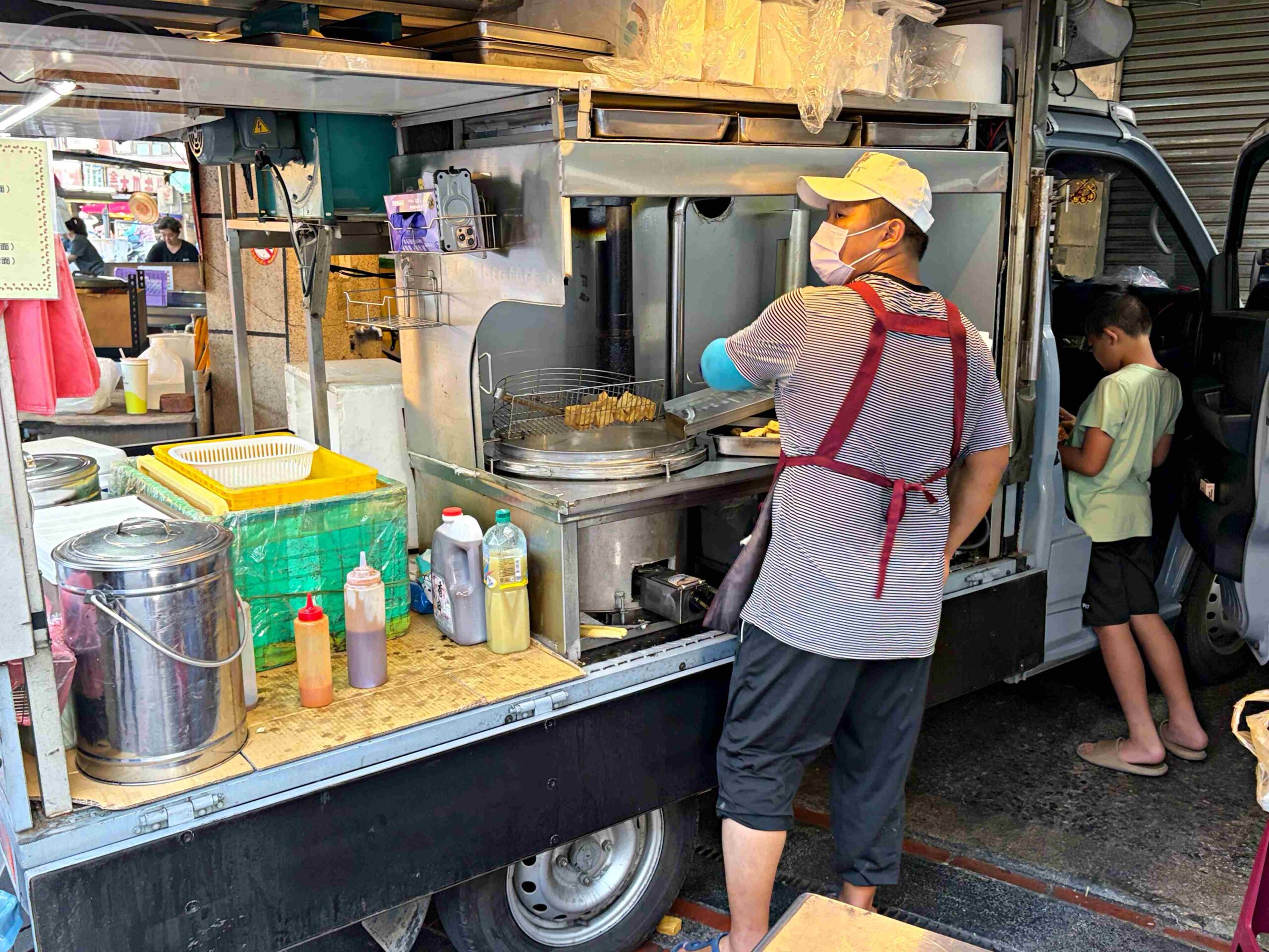 【彰化美食】阿泓臭豆腐，在地人天天追著車跑的隱藏版排隊餐車推薦(菜單) @趙先生吃飯