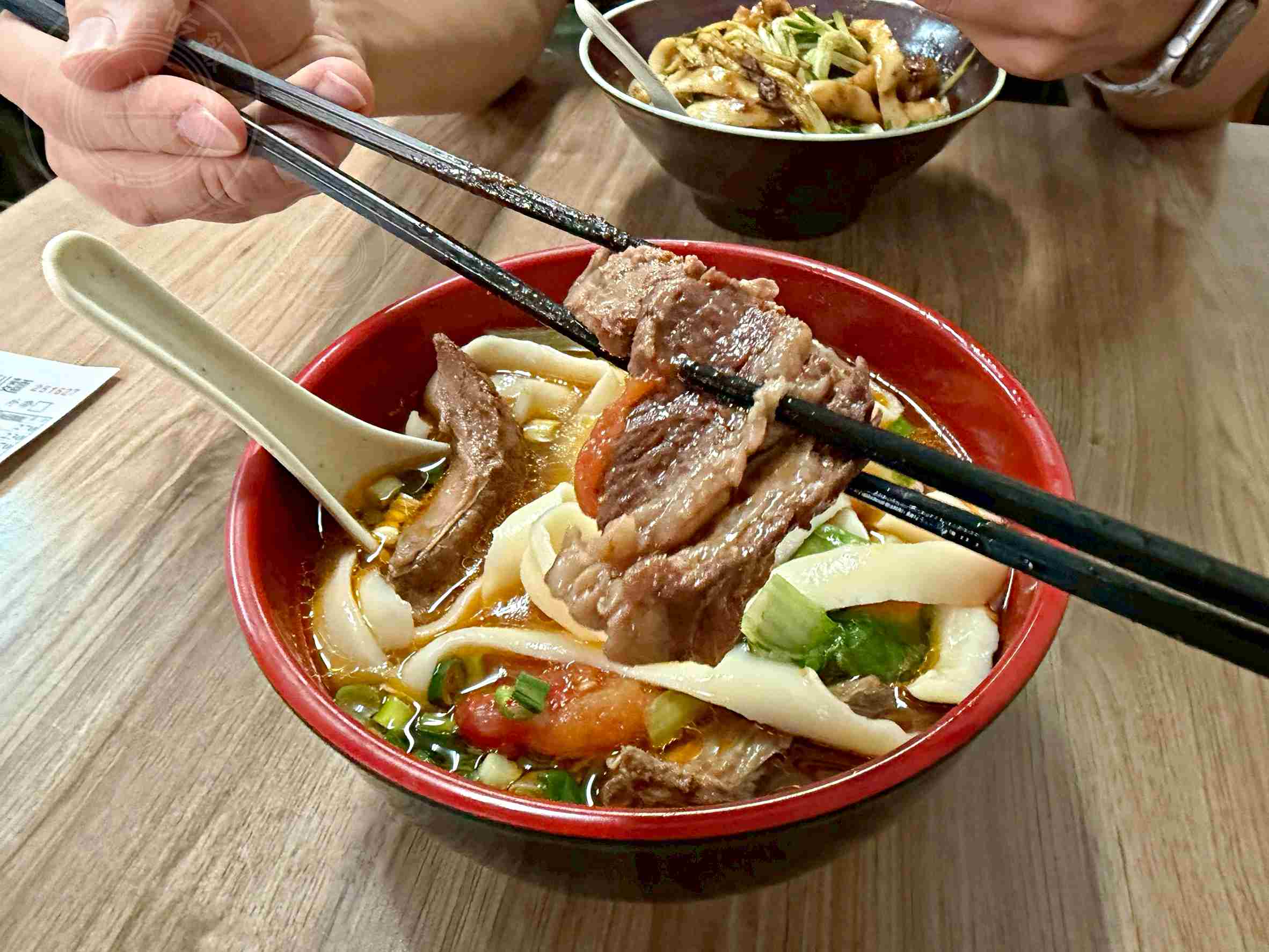 【大安區美食】永康刀削麵,機器人削麵滿新奇,麵類份料量超大推薦炸醬麵、番茄牛肉麵(菜單) @趙先生吃飯 【大安區美食】永康刀削麵,機器人削麵滿新奇,麵類份料量超大推薦炸醬麵、番茄牛肉麵(菜單) @趙先生吃飯