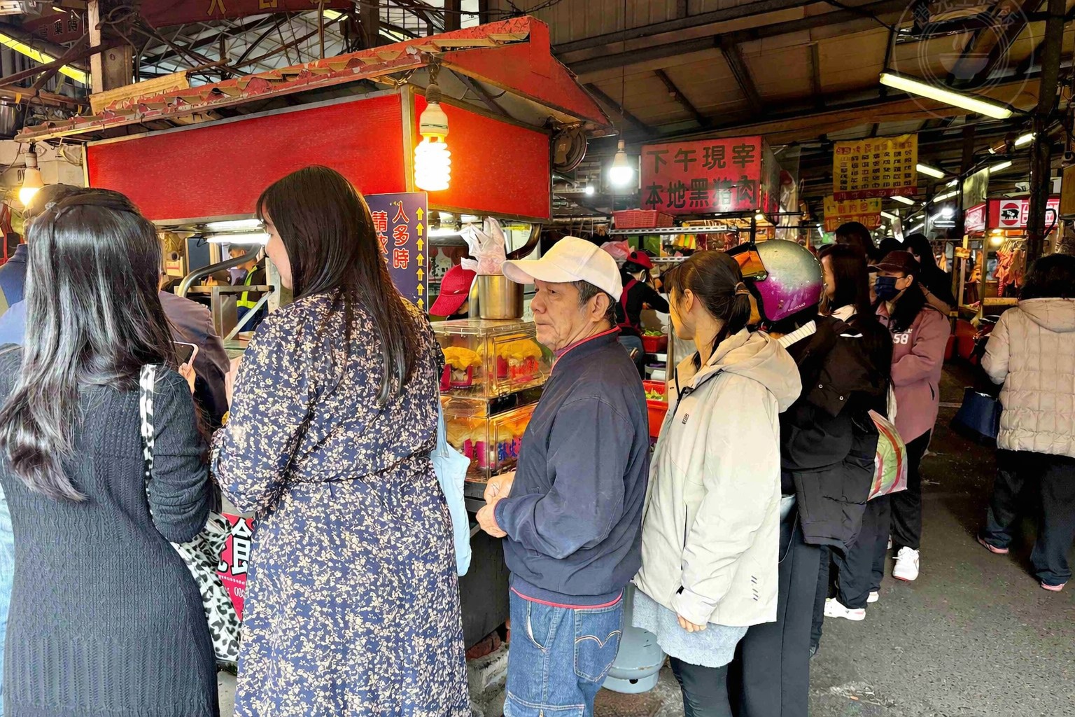 【蘆洲美食】梁記焢肉飯，百元便當老店，大雞腿、排骨跟燒鴨招牌，湯喝到飽推薦(菜單) @趙先生吃飯