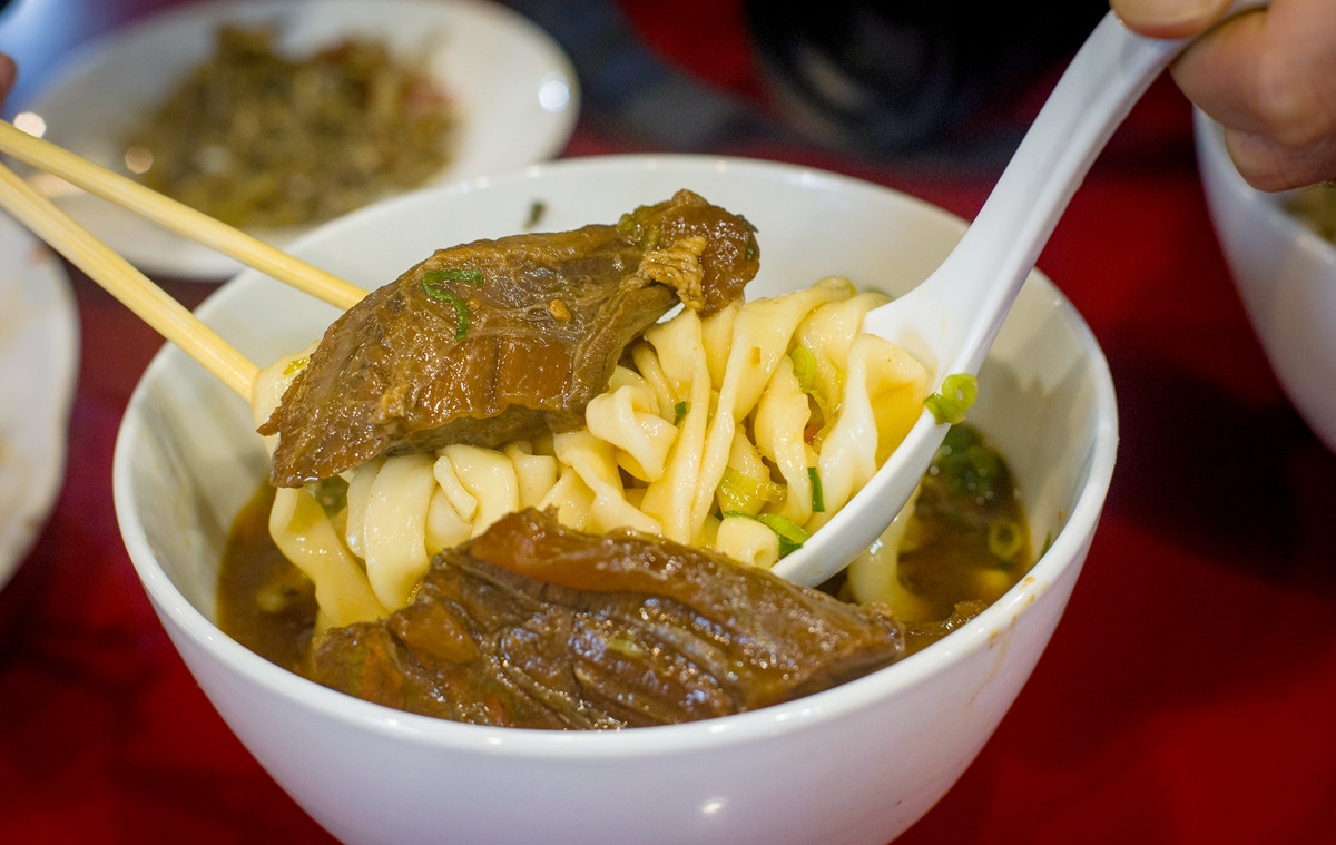 60年牛肉麵老店，牛肉麵只要140元，肉超大塊，還能免費加湯！ @趙先生吃飯