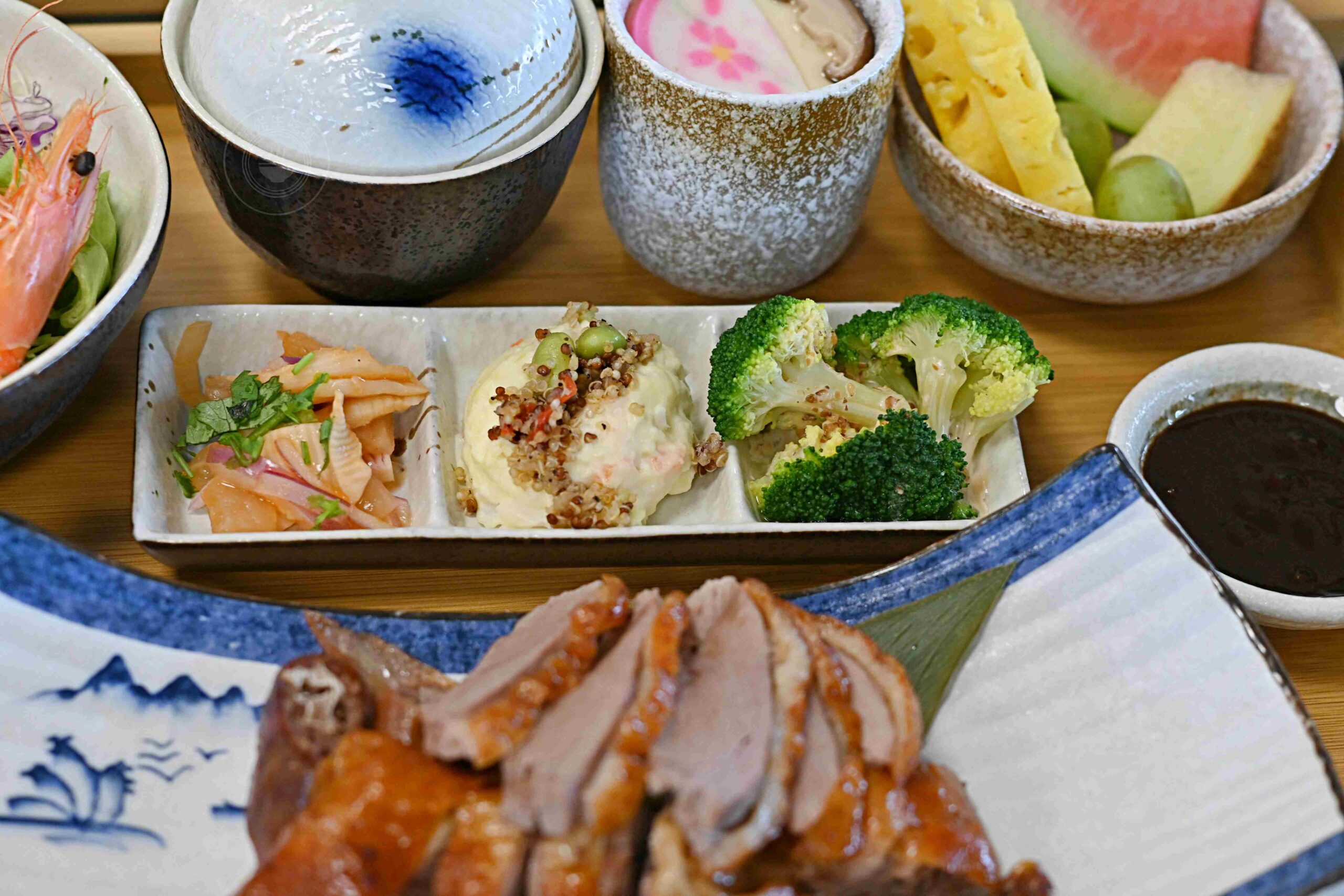 【宜蘭美食】光鮮生活美食館，礁溪極品個人定食，大片稻田窗景、烤鴨、肋排、龍蝦都推薦(菜單) @趙先生吃飯