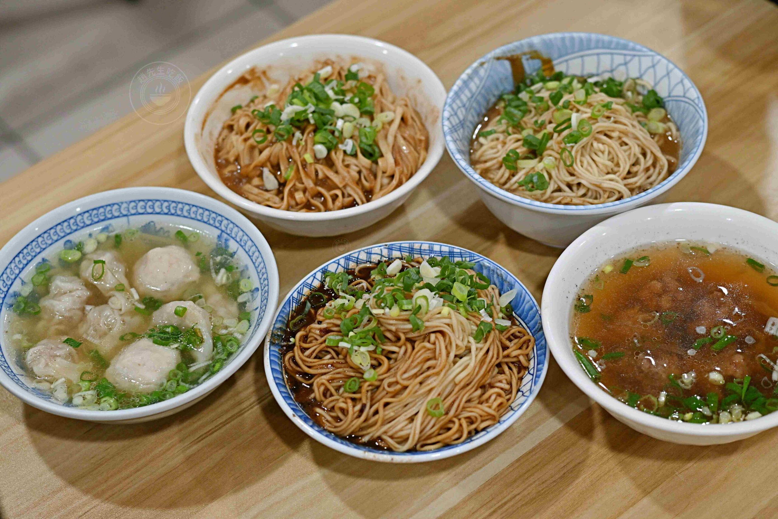 【宜蘭美食】農權路炸醬麵，神農商圈人氣排隊老店，古早味一碗40元爆量雙醬麵推薦(菜單) @趙先生吃飯